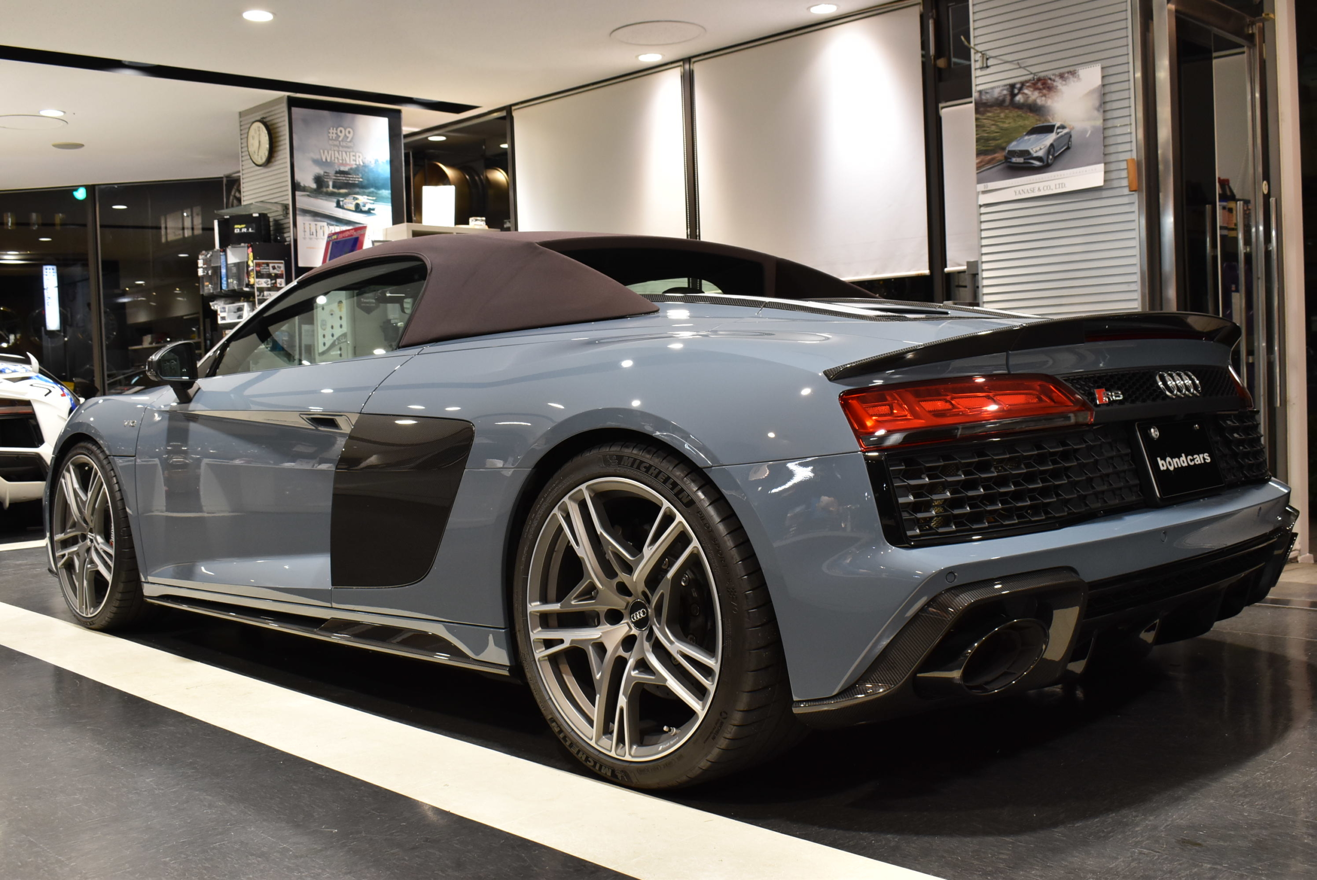 AUDI R8スパイダー　V10パフォーマンス　カーボンブレーキ　カーボンインテリア＆エクステリアパッケージ　バング＆オルフセンオーディオ　レーダー＆ドラレコ　スペーサー
