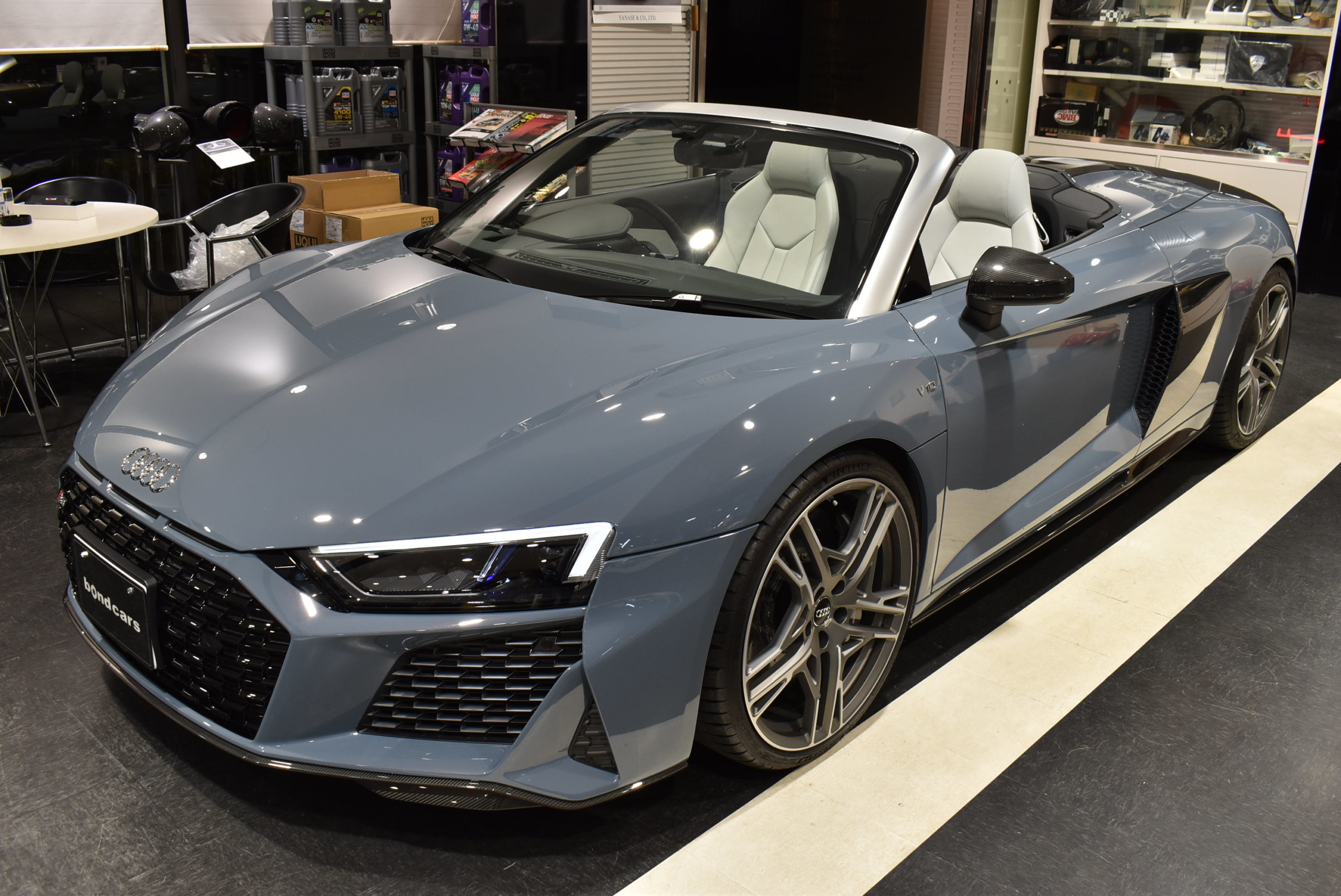 AUDI R8スパイダー　V10パフォーマンス　カーボンブレーキ　カーボンインテリア＆エクステリアパッケージ　バング＆オルフセンオーディオ　レーダー＆ドラレコ　スペーサー