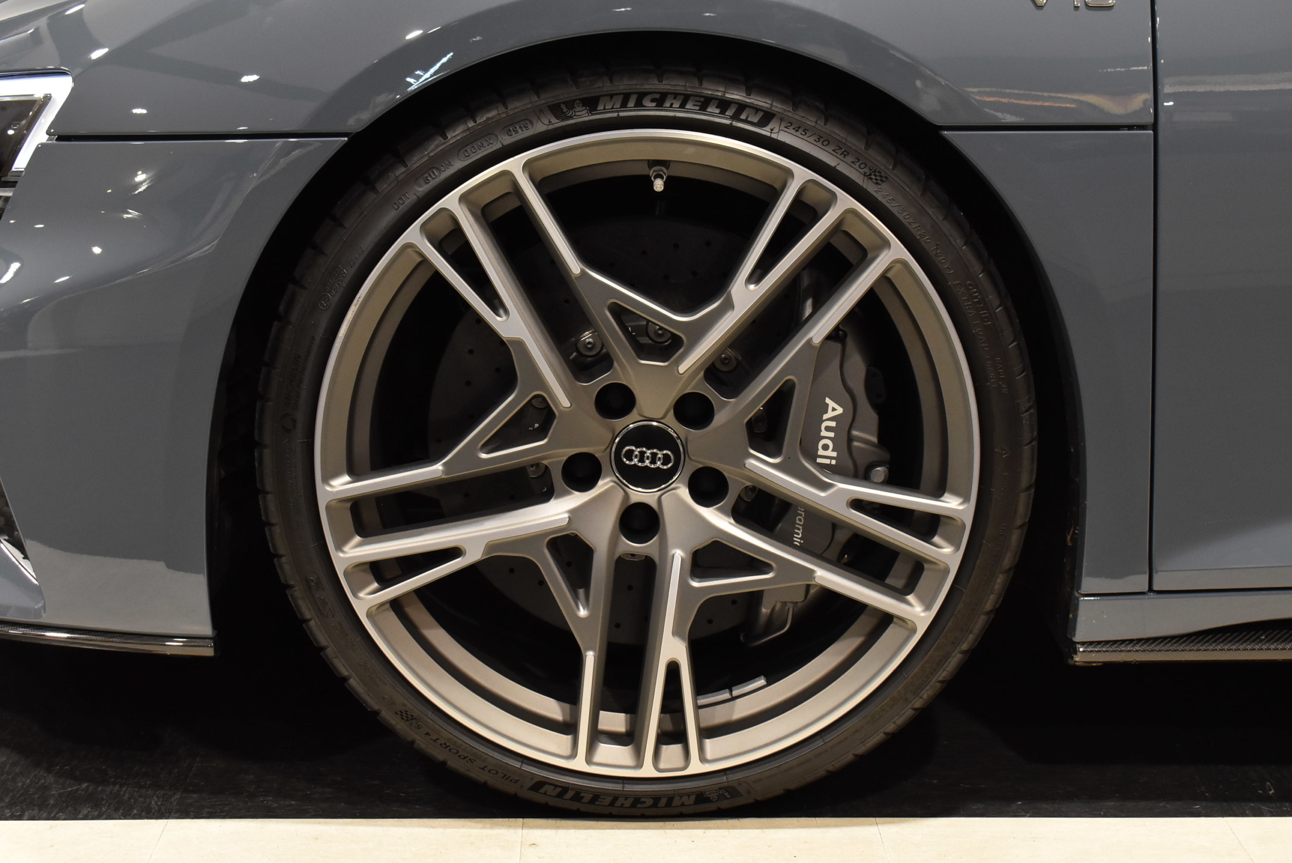 AUDI R8スパイダー　V10パフォーマンス　カーボンブレーキ　カーボンインテリア＆エクステリアパッケージ　バング＆オルフセンオーディオ　レーダー＆ドラレコ　スペーサー
