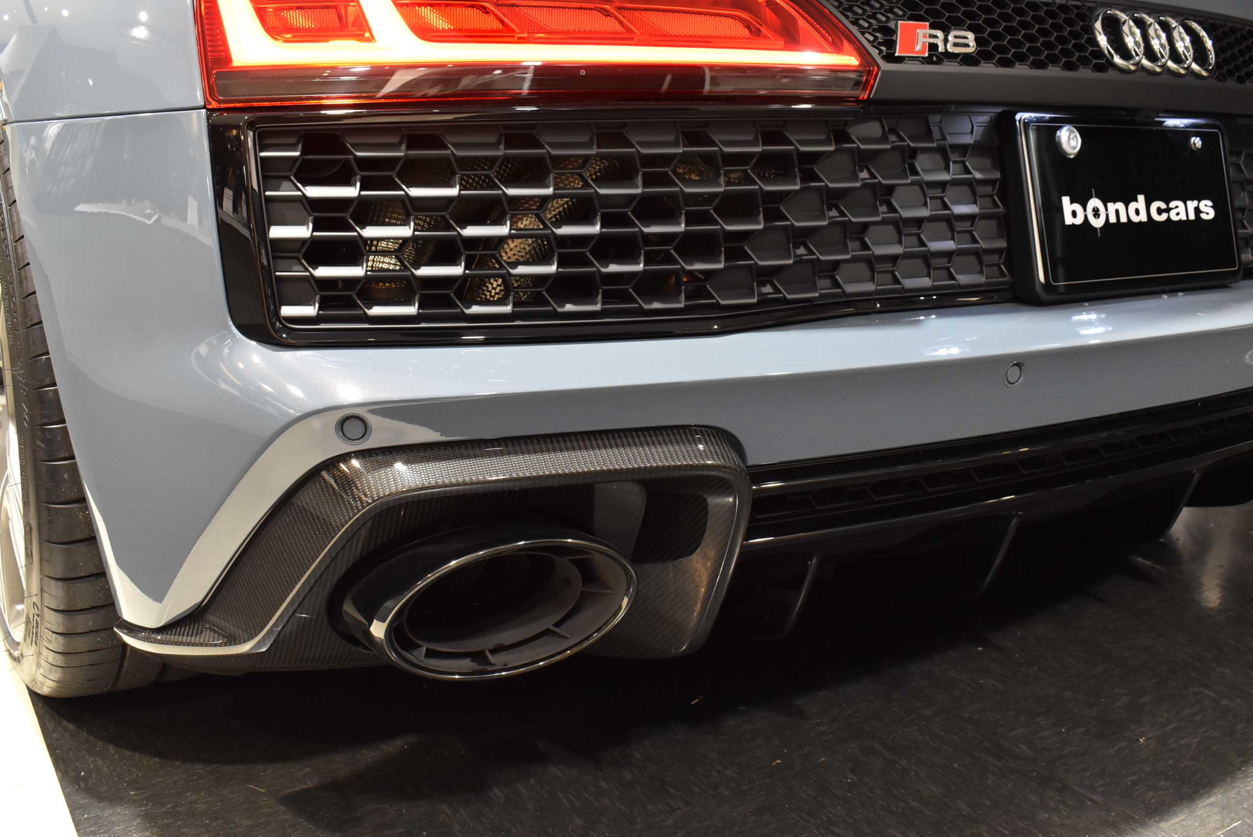 AUDI R8スパイダー　V10パフォーマンス　カーボンブレーキ　カーボンインテリア＆エクステリアパッケージ　バング＆オルフセンオーディオ　レーダー＆ドラレコ　スペーサー