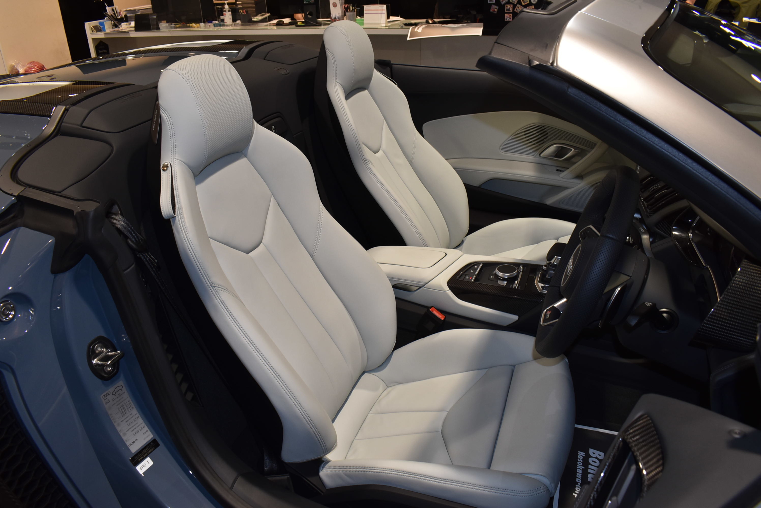 AUDI R8スパイダー　V10パフォーマンス　カーボンブレーキ　カーボンインテリア＆エクステリアパッケージ　バング＆オルフセンオーディオ　レーダー＆ドラレコ　スペーサー