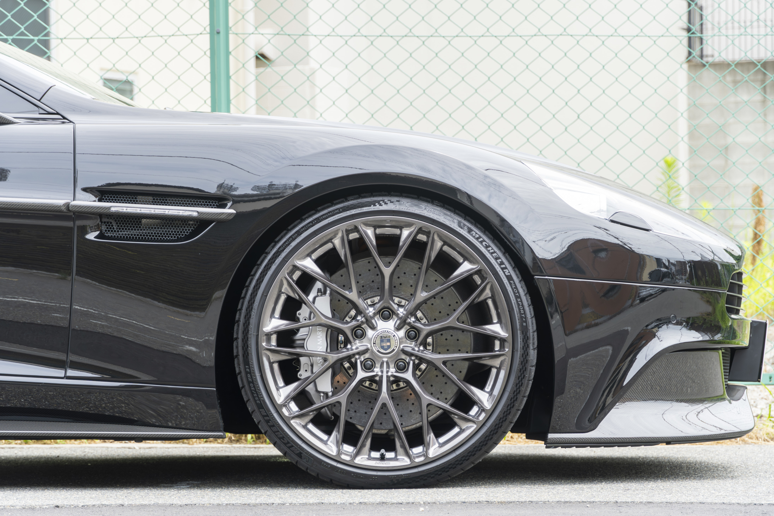 Aston Martin Vanquish×HRE Wheels・ROBERUTAリフター ボンド大阪