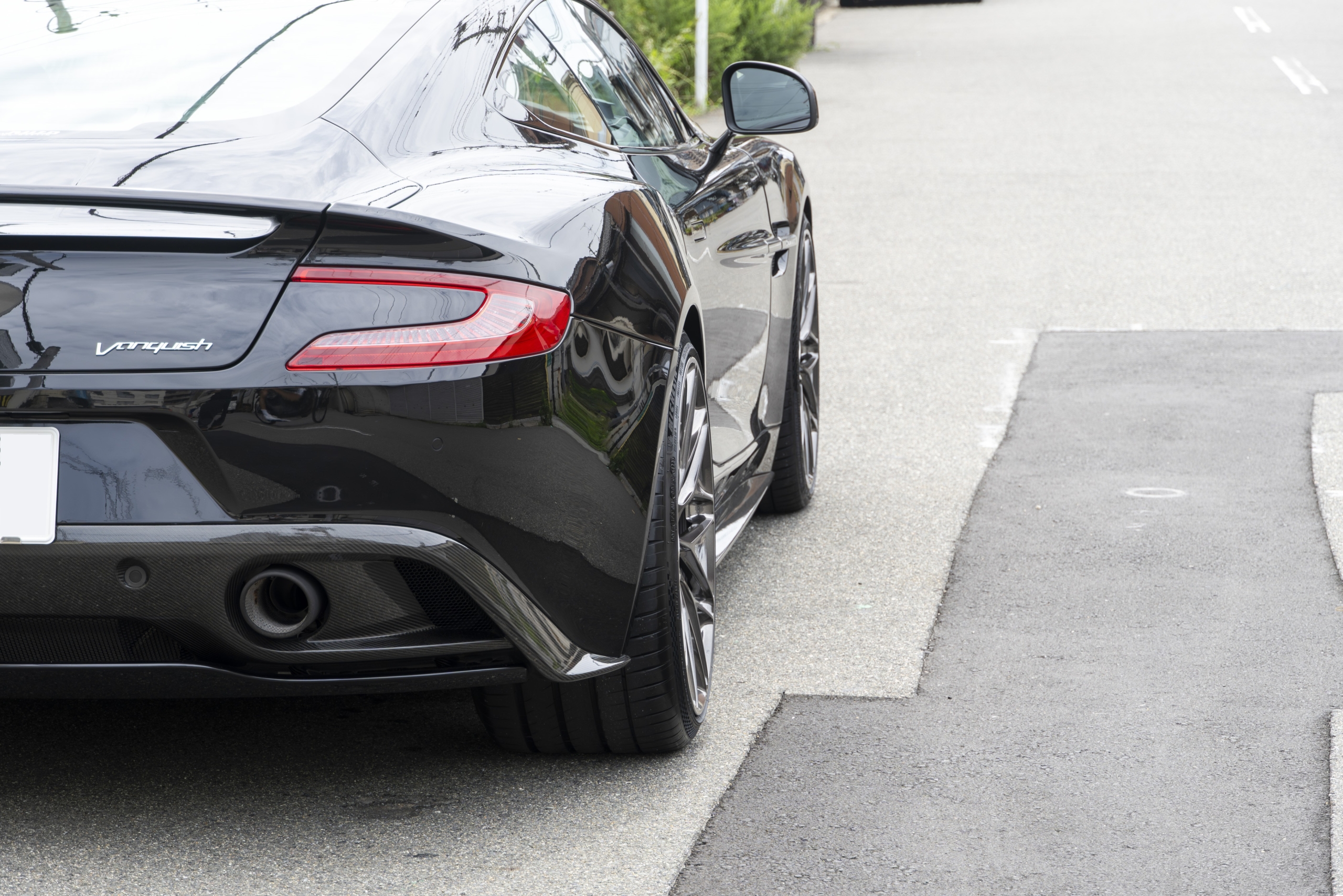 Aston Martin Vanquish×HRE Wheels・ROBERUTAリフター ボンド大阪