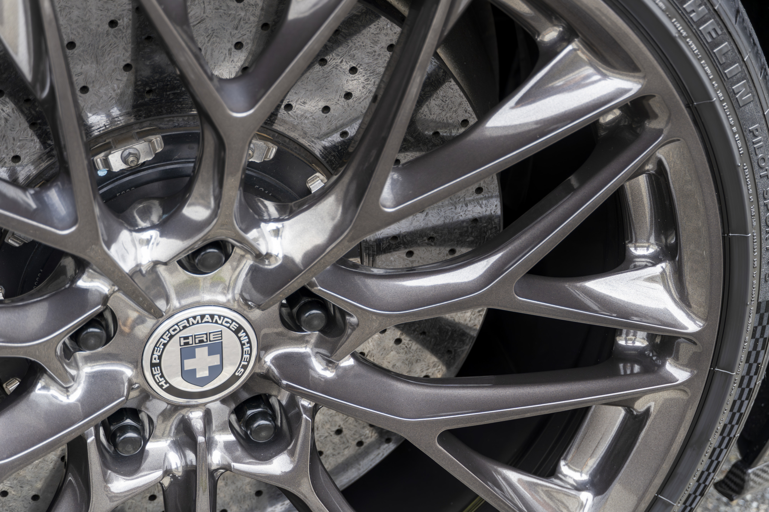 Aston Martin Vanquish×HRE Wheels・ROBERUTAリフター ボンド大阪