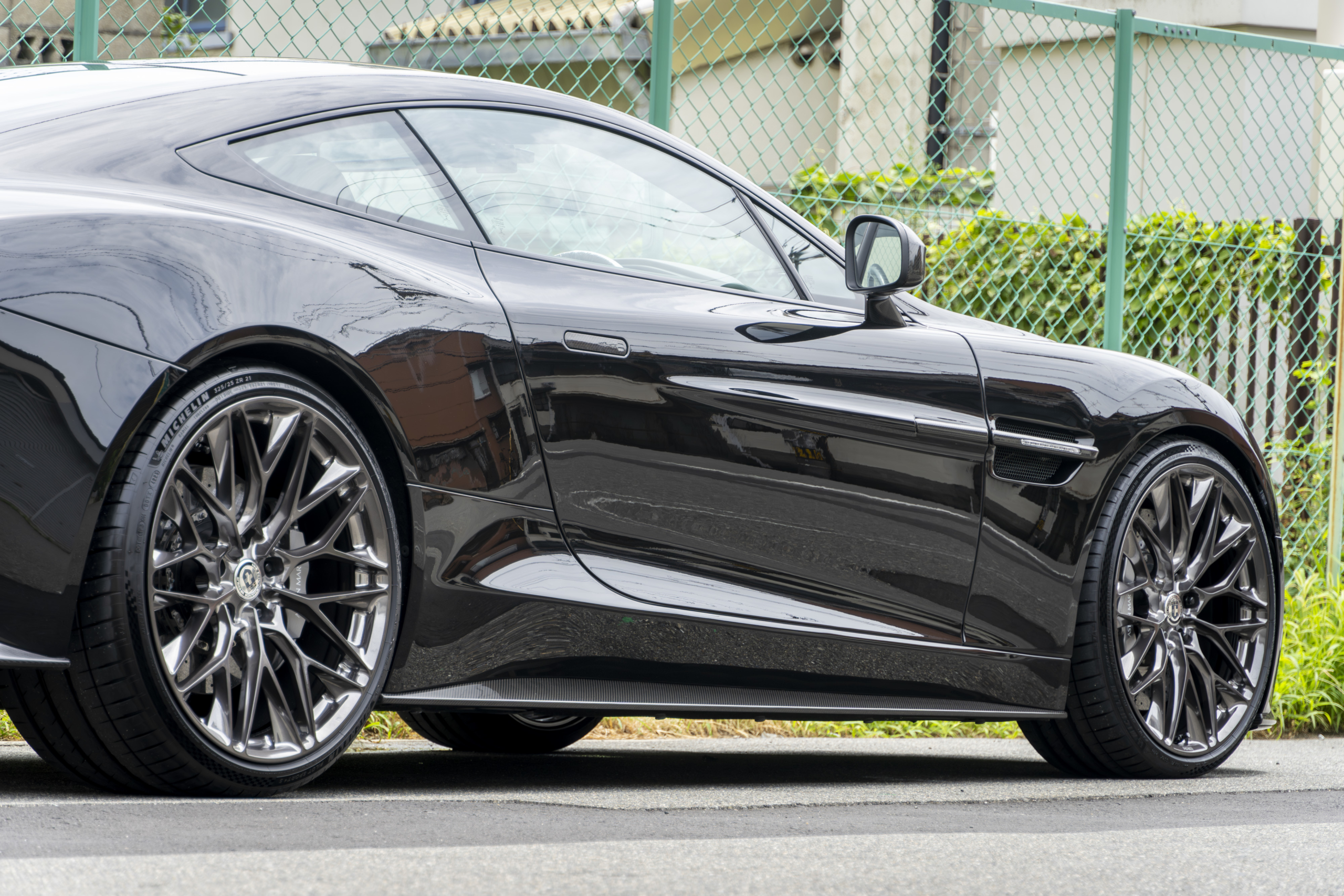 Aston Martin Vanquish×HRE Wheels・ROBERUTAリフター ボンド大阪