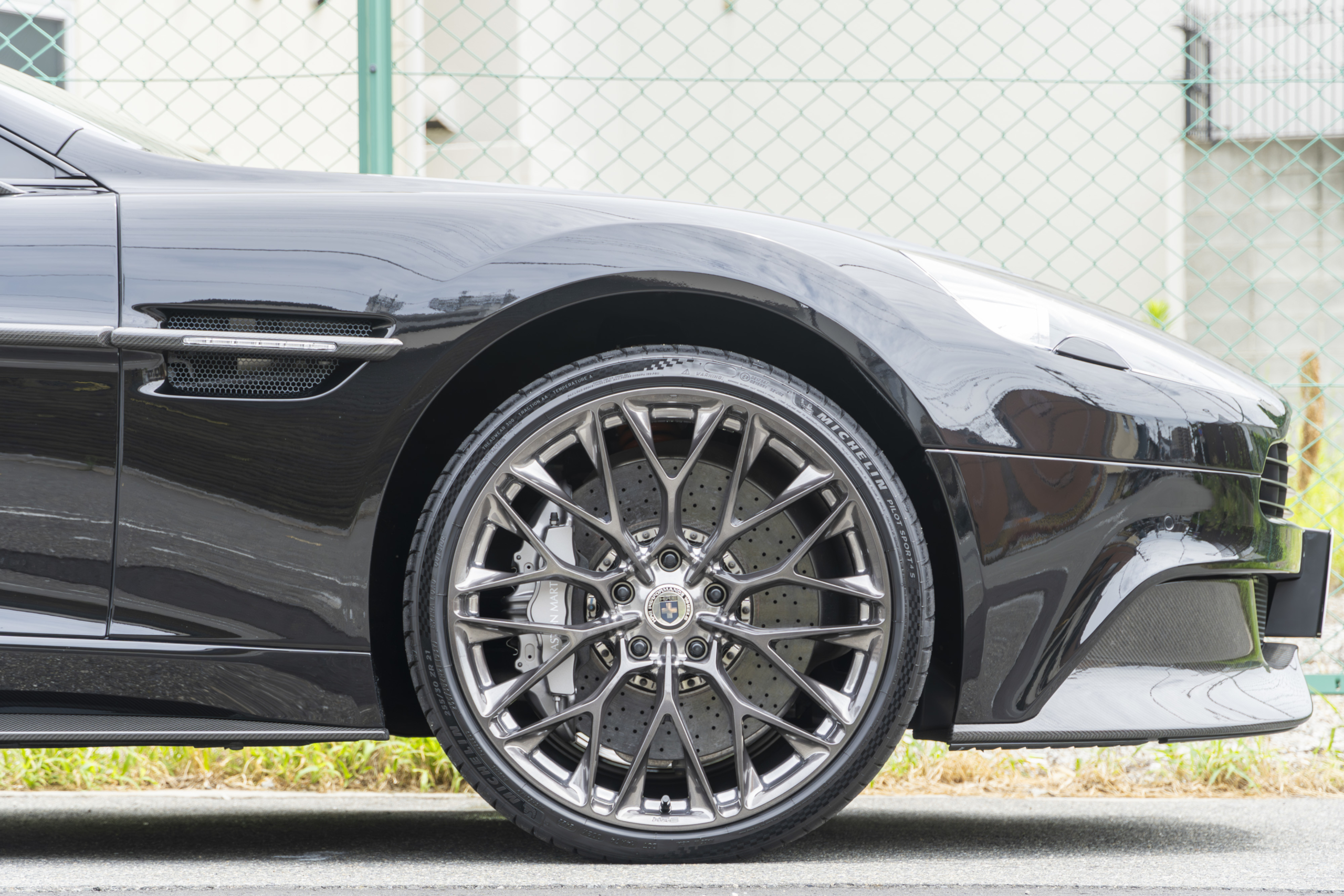 Aston Martin Vanquish×HRE Wheels・ROBERUTAリフター ボンド大阪