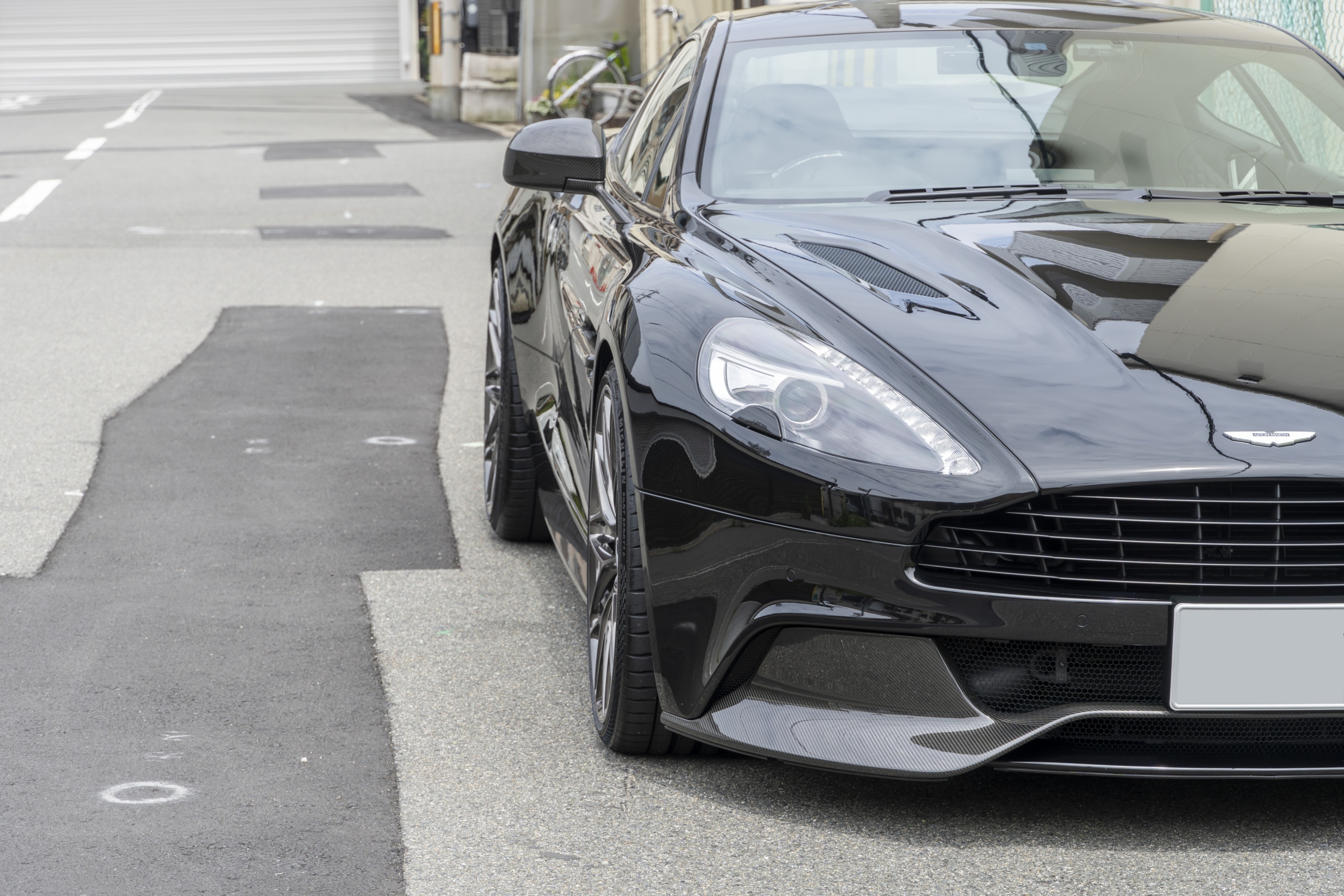 Aston Martin Vanquish×HRE Wheels・ROBERUTAリフター ボンド大阪
