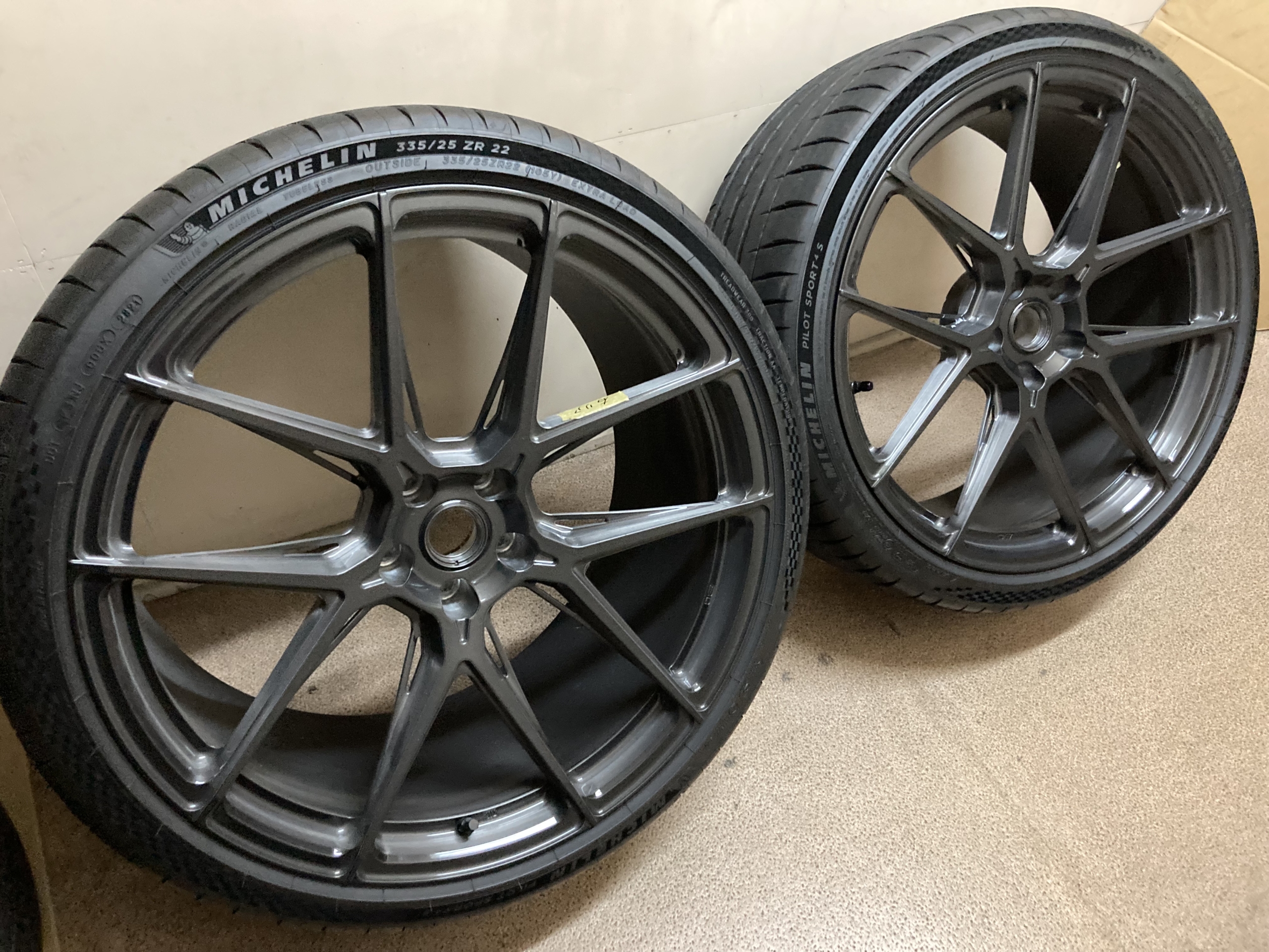 フェラーリ　812 BCforged　中古　特価