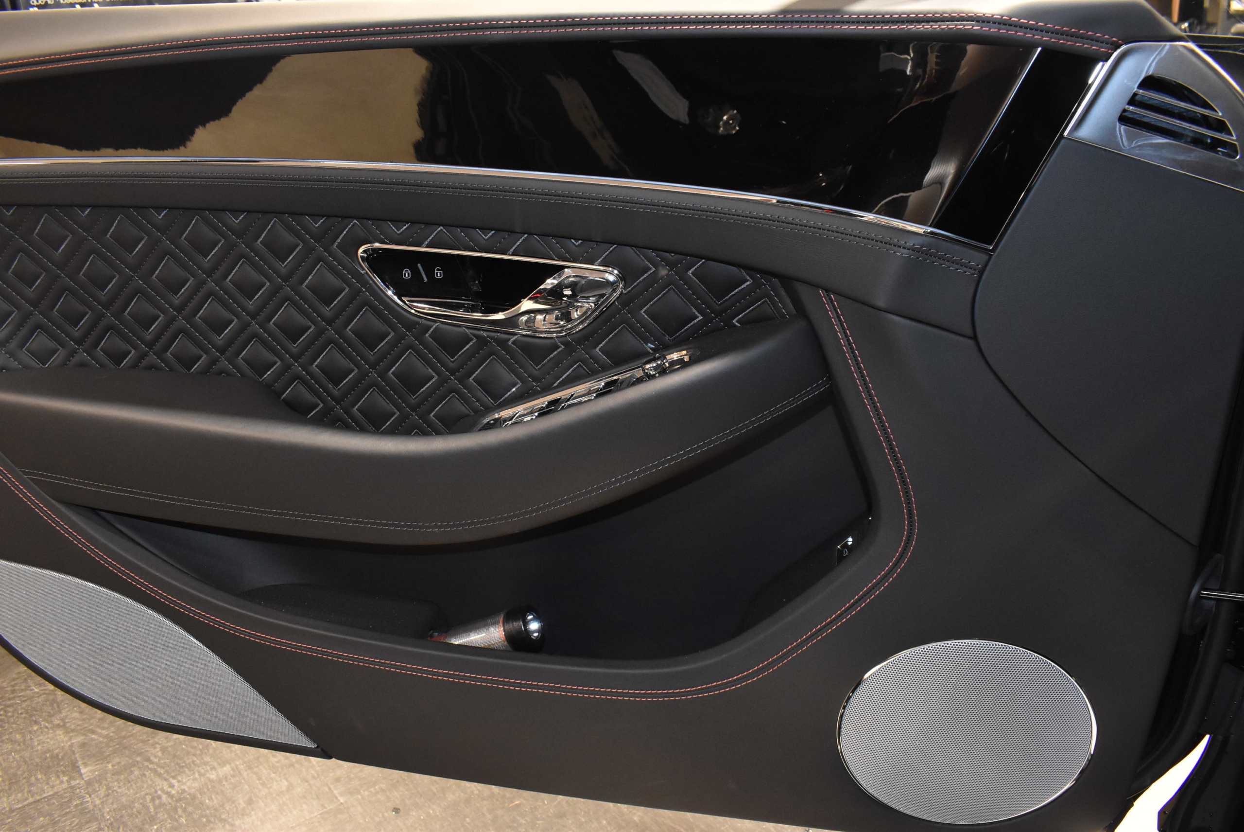ベントレー　コンチネンタルGTコンバーチブル　V8　ブラック　マリナードライビングスペック　スタイリングスペック　ツーリングスペック　ブラックラインスペック　ロワリング＆スペーサー