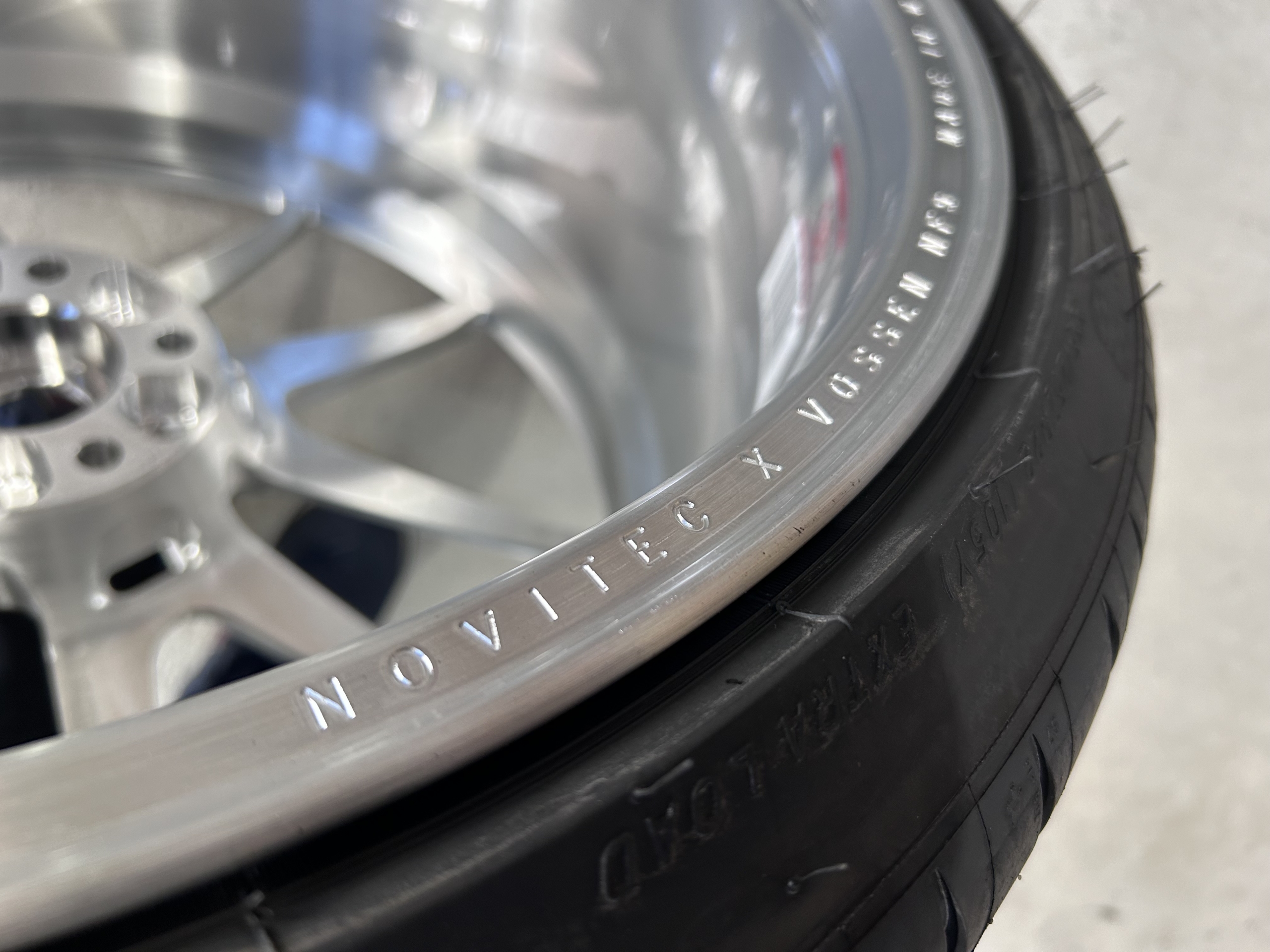フェラーリ　812 NOVITEC ホイール交換