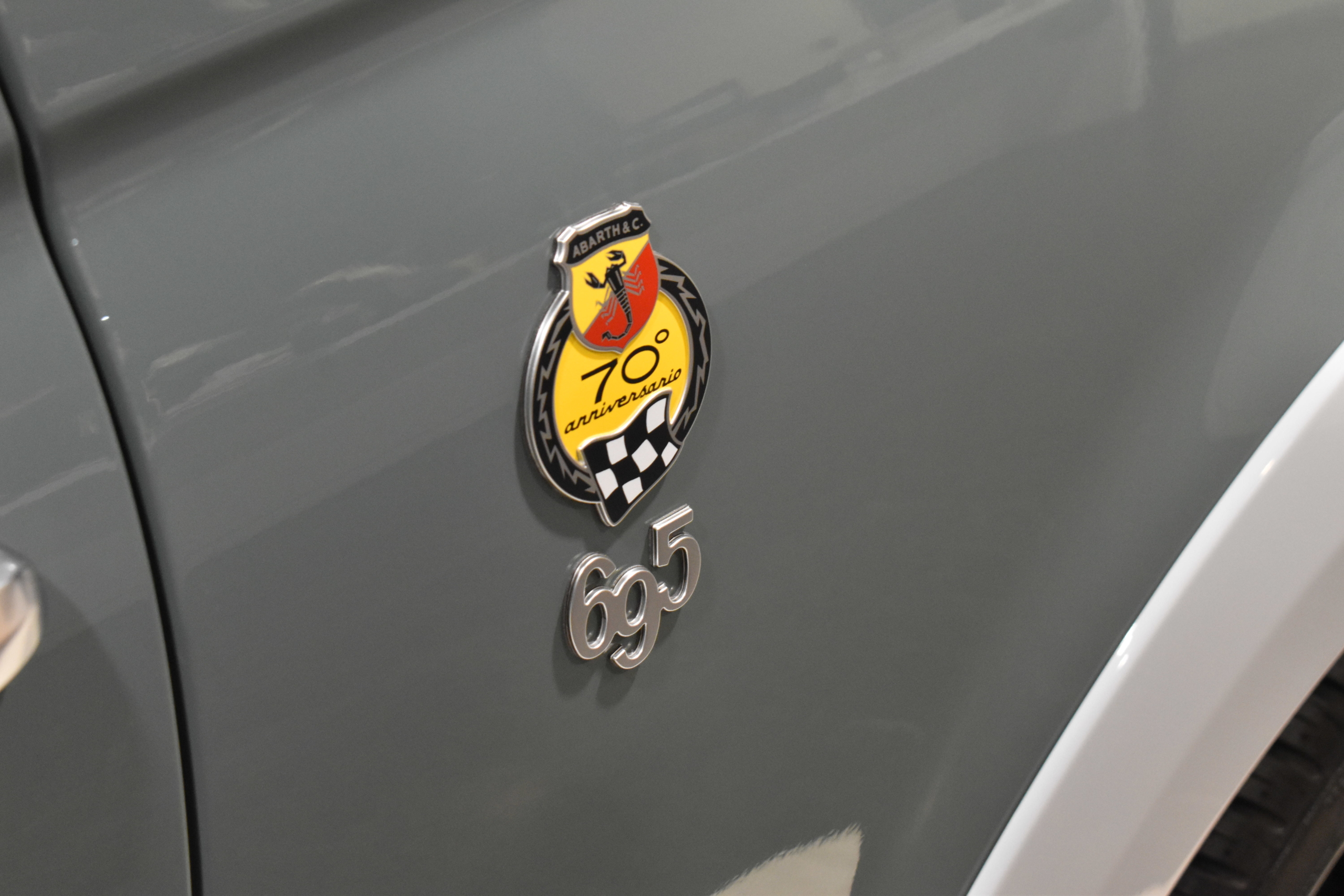 アバルト６９５　70°Anniversario　国内50台限定車・専用ボディーカラーVERDE MONZA 1958・専用ボディーキット・専用レザー/アルカンターラシート・CARPLAY・バックカメラ　フロント・リアロゴステッカー