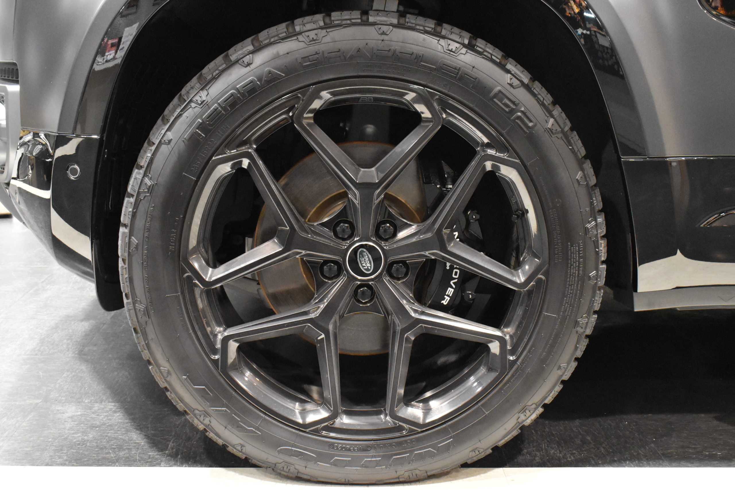 ランドローバー ディフェンダー110 V8 カルパチアンED(限定車) 純正ルーフキャリア他 BC FORGED 22インチ URBAN AUTOMOTIVE(ハイパワーLED/FOGセット・ブラックサイドステップ・ルーフスポイラー