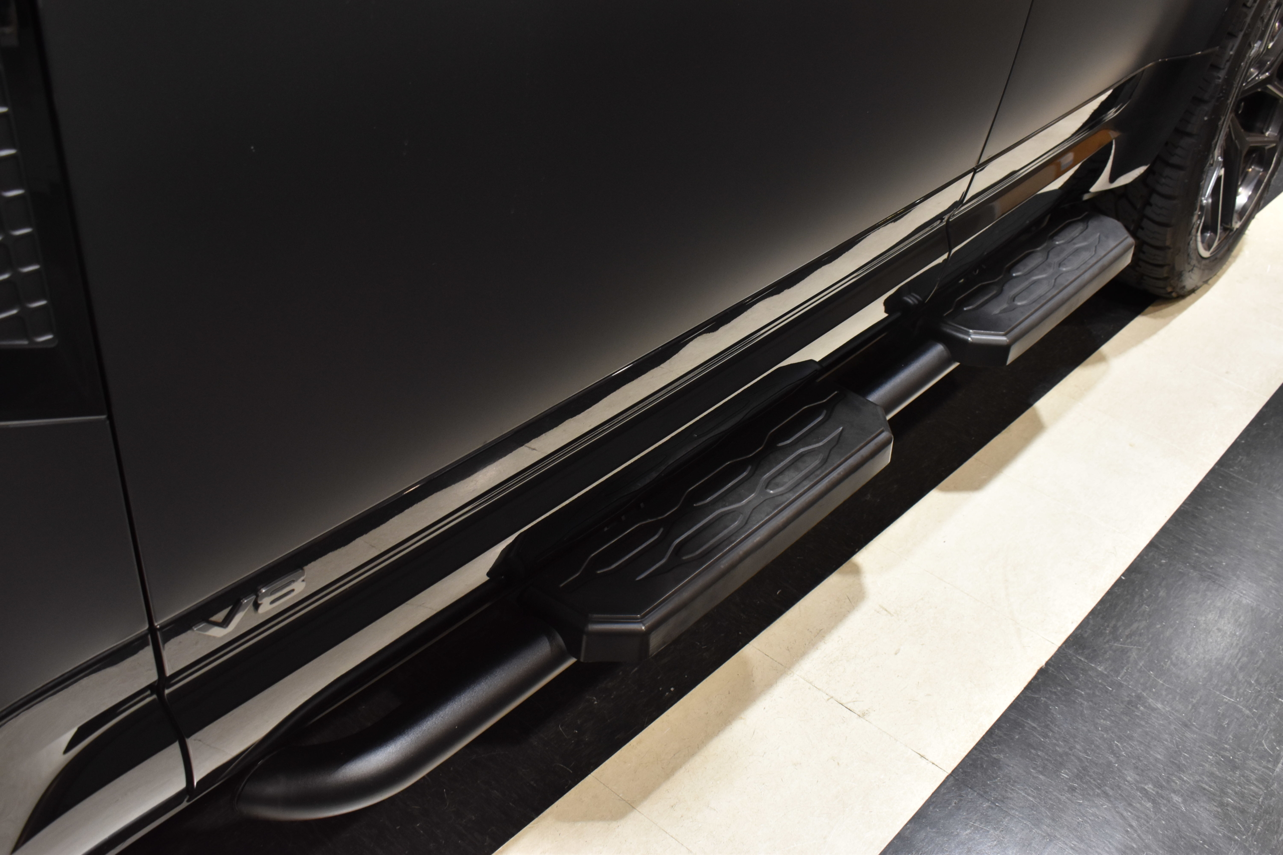 ランドローバー ディフェンダー110 V8 カルパチアンED(限定車) 純正ルーフキャリア他 BC FORGED 22インチ URBAN AUTOMOTIVE(ハイパワーLED/FOGセット・ブラックサイドステップ・ルーフスポイラー