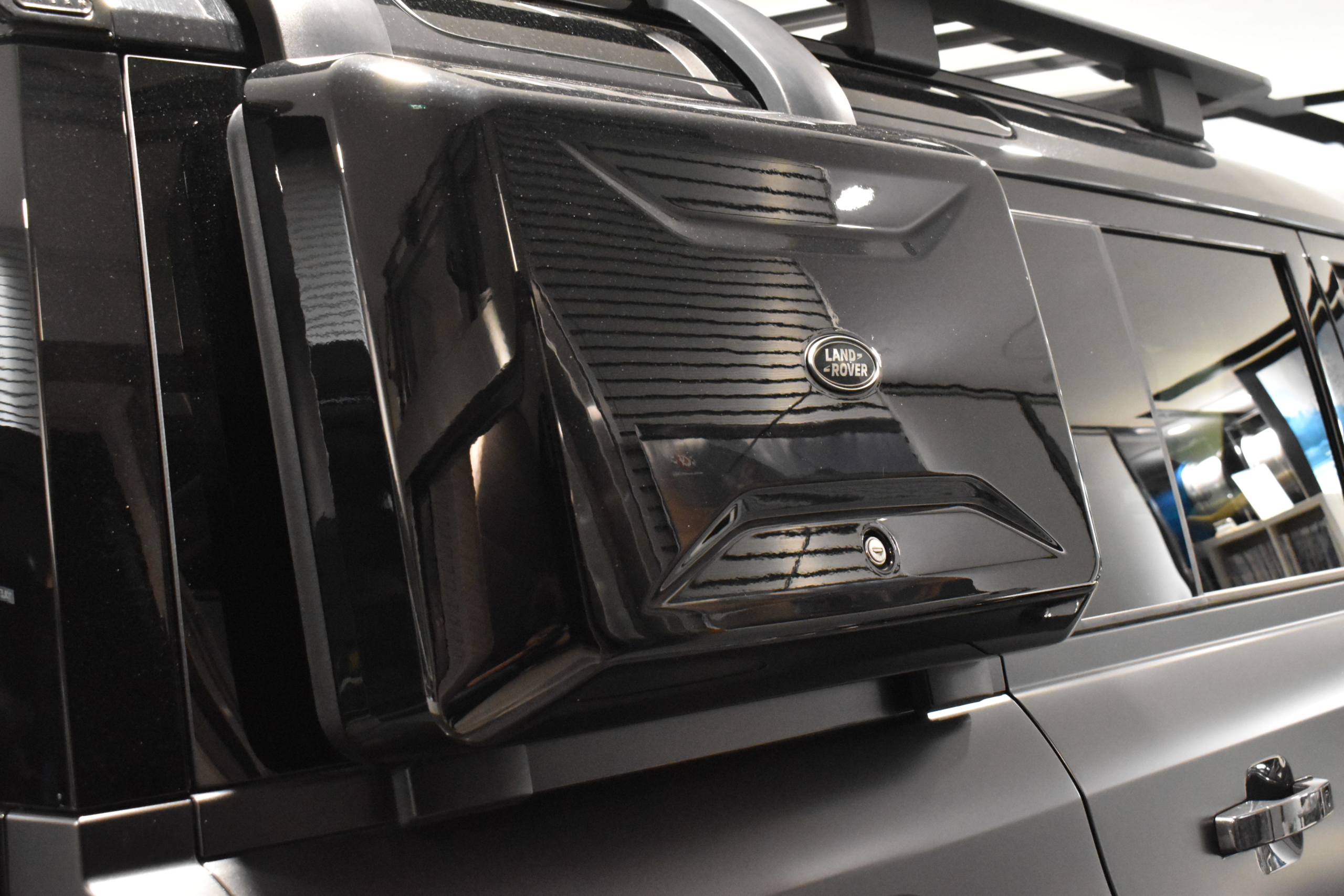ランドローバー ディフェンダー110 V8 カルパチアンED(限定車) 純正ルーフキャリア他 BC FORGED 22インチ URBAN AUTOMOTIVE(ハイパワーLED/FOGセット・ブラックサイドステップ・ルーフスポイラー