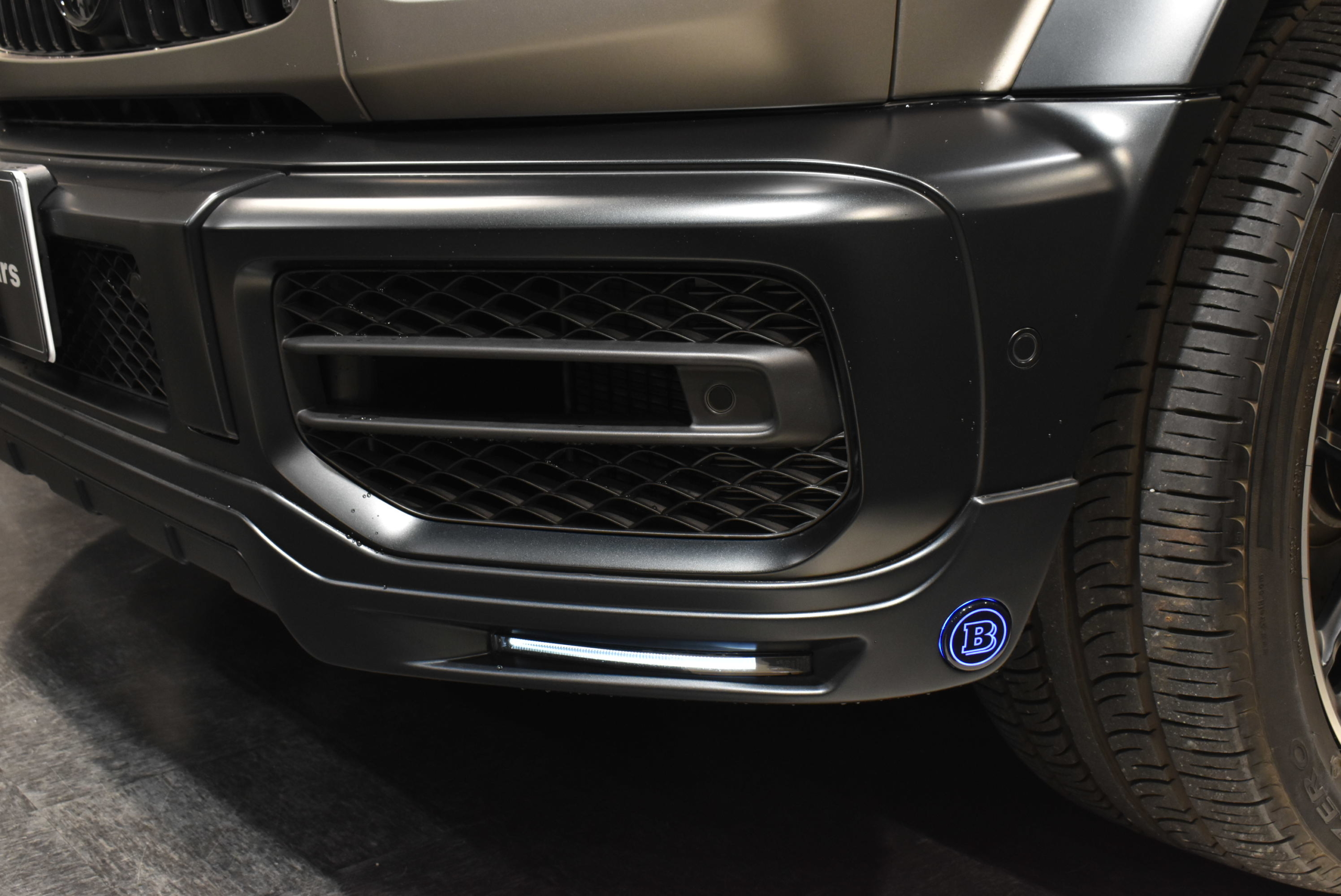 メルセデスAMG G63 20thアニバーサリー ED(300台限定) BRABUSフロントリップ 電動サイドステップ イージークローズユニット デジタルインナーミラー