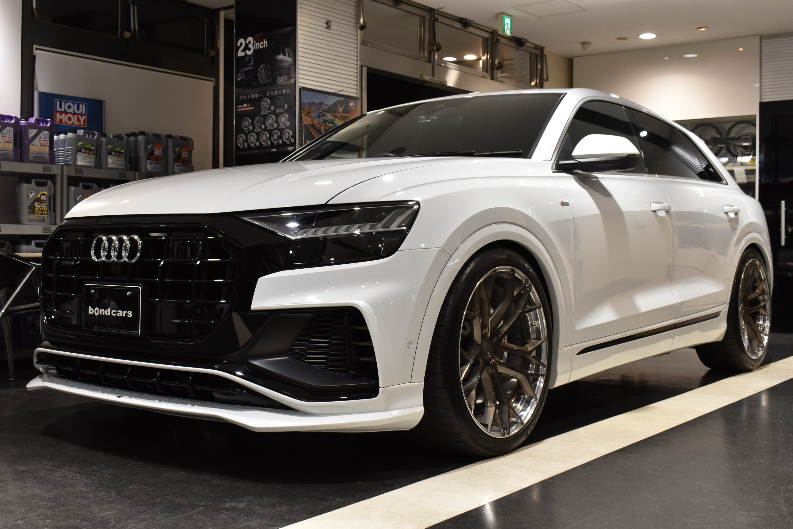 ＡＵＤＩＱ８　５５ＴクワトロＳ－ＬＩＮＥ　グレイシアホワイト　クロスステッチフルレザーシート（ヒーター＆Ｆベンチレーション）　パノラミックスライディングルーフ　ＡＢＴエアロパーツ　BC FORGED　２３インチAW　キャリパーペイント