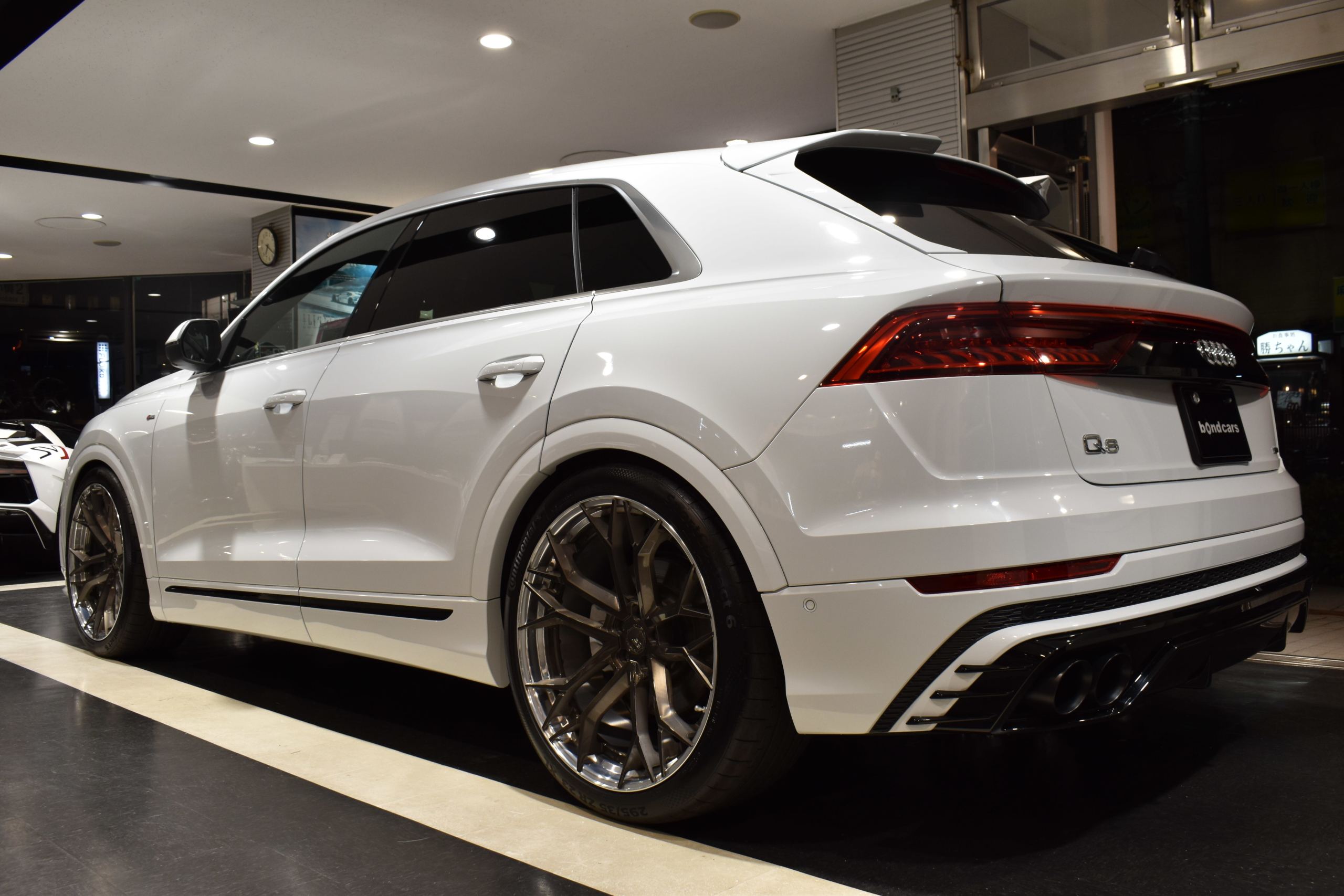 ＡＵＤＩＱ８　５５ＴクワトロＳ－ＬＩＮＥ　グレイシアホワイト　クロスステッチフルレザーシート（ヒーター＆Ｆベンチレーション）　パノラミックスライディングルーフ　ＡＢＴエアロパーツ　BC FORGED　２３インチAW　キャリパーペイント