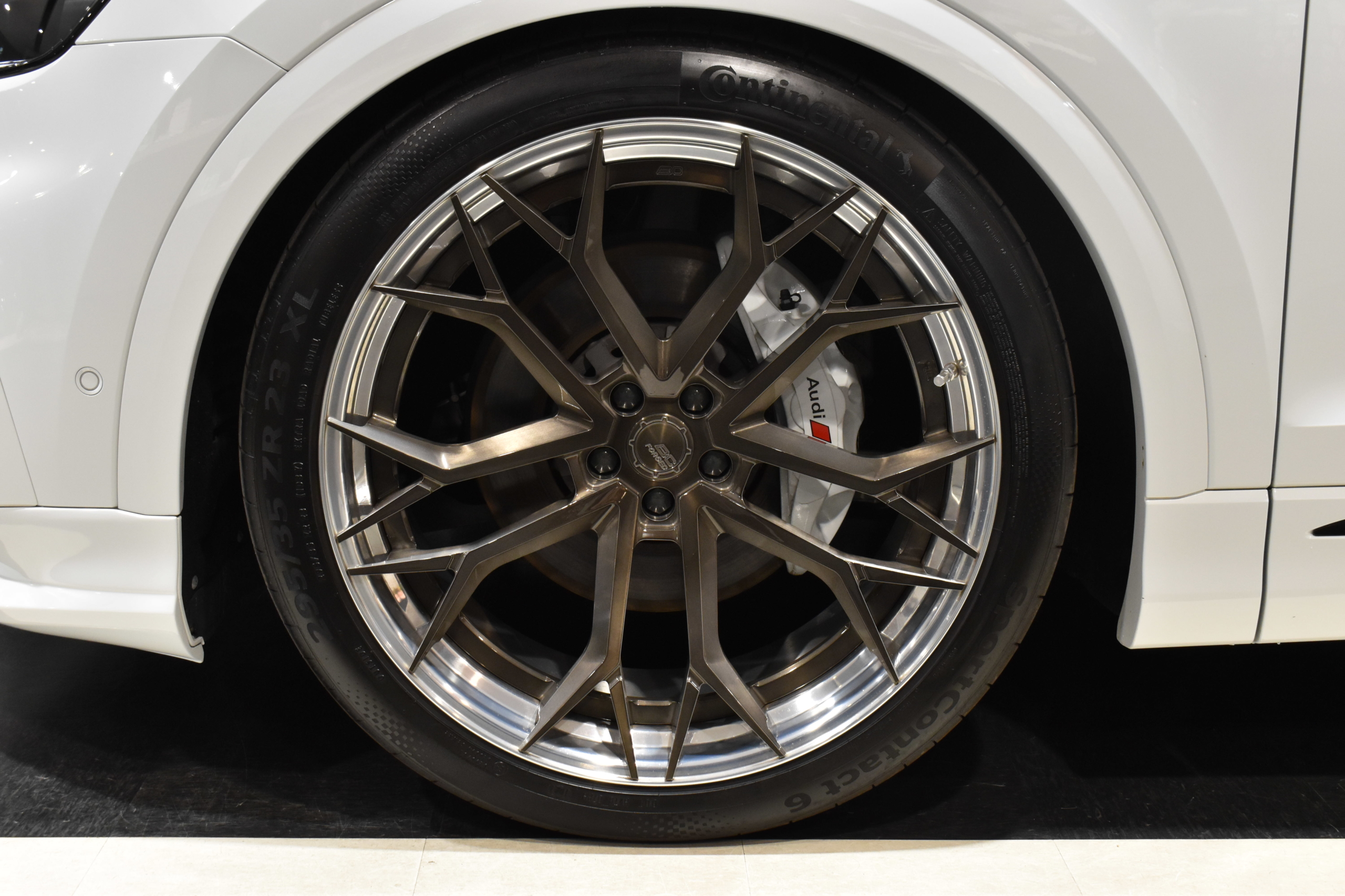 ＡＵＤＩＱ８　５５ＴクワトロＳ－ＬＩＮＥ　グレイシアホワイト　クロスステッチフルレザーシート（ヒーター＆Ｆベンチレーション）　パノラミックスライディングルーフ　ＡＢＴエアロパーツ　BC FORGED　２３インチAW　キャリパーペイント