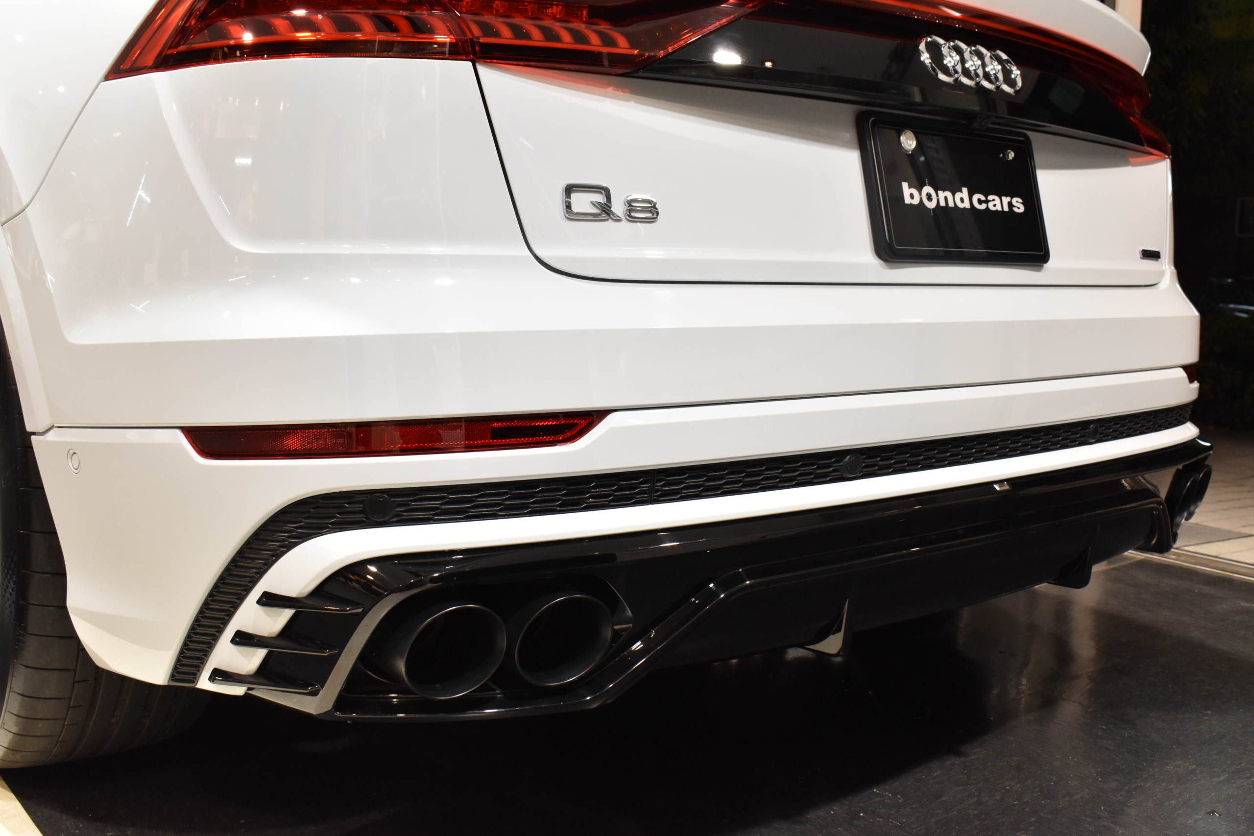 ＡＵＤＩＱ８　５５ＴクワトロＳ－ＬＩＮＥ　グレイシアホワイト　クロスステッチフルレザーシート（ヒーター＆Ｆベンチレーション）　パノラミックスライディングルーフ　ＡＢＴエアロパーツ　BC FORGED　２３インチAW　キャリパーペイント