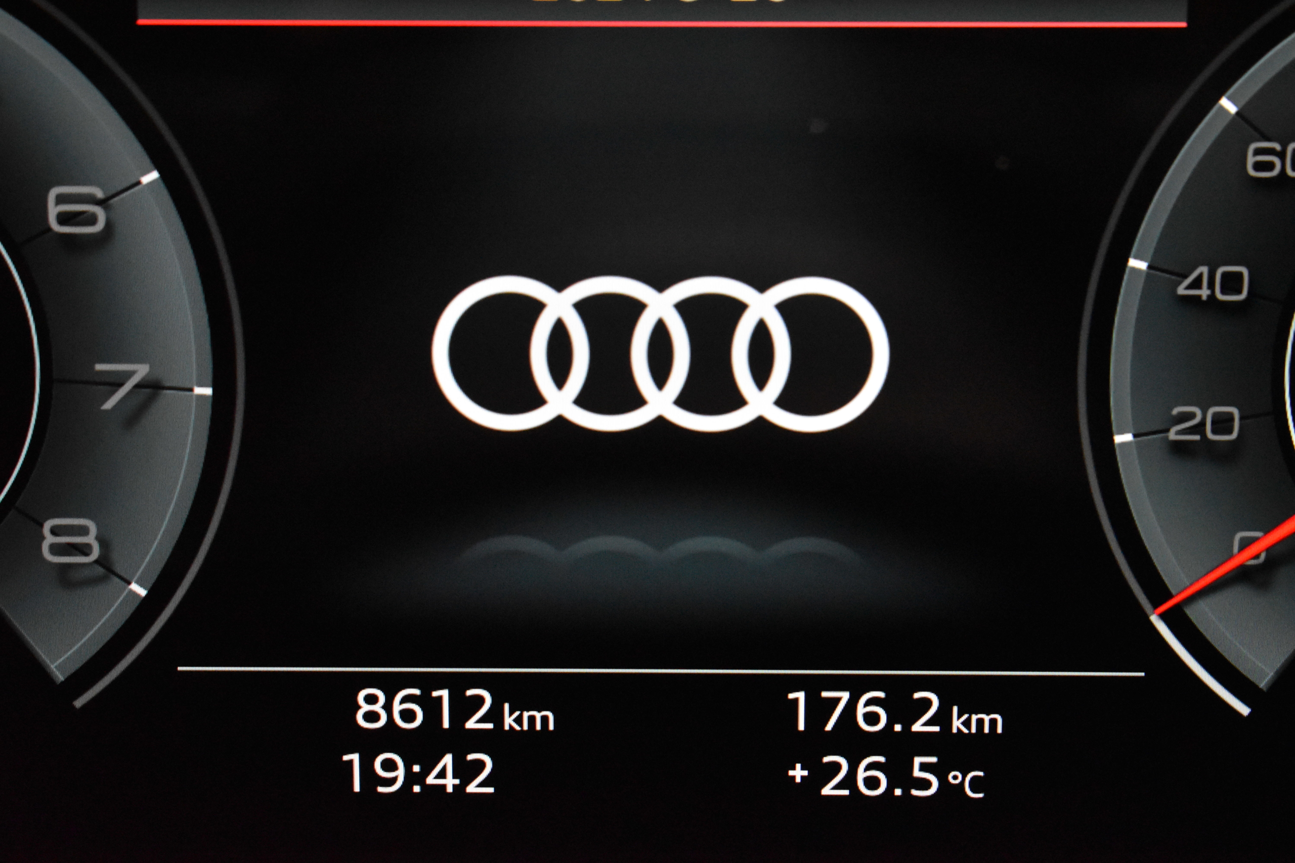 ＡＵＤＩＱ８　５５ＴクワトロＳ－ＬＩＮＥ　グレイシアホワイト　クロスステッチフルレザーシート（ヒーター＆Ｆベンチレーション）　パノラミックスライディングルーフ　ＡＢＴエアロパーツ　BC FORGED　２３インチAW　キャリパーペイント