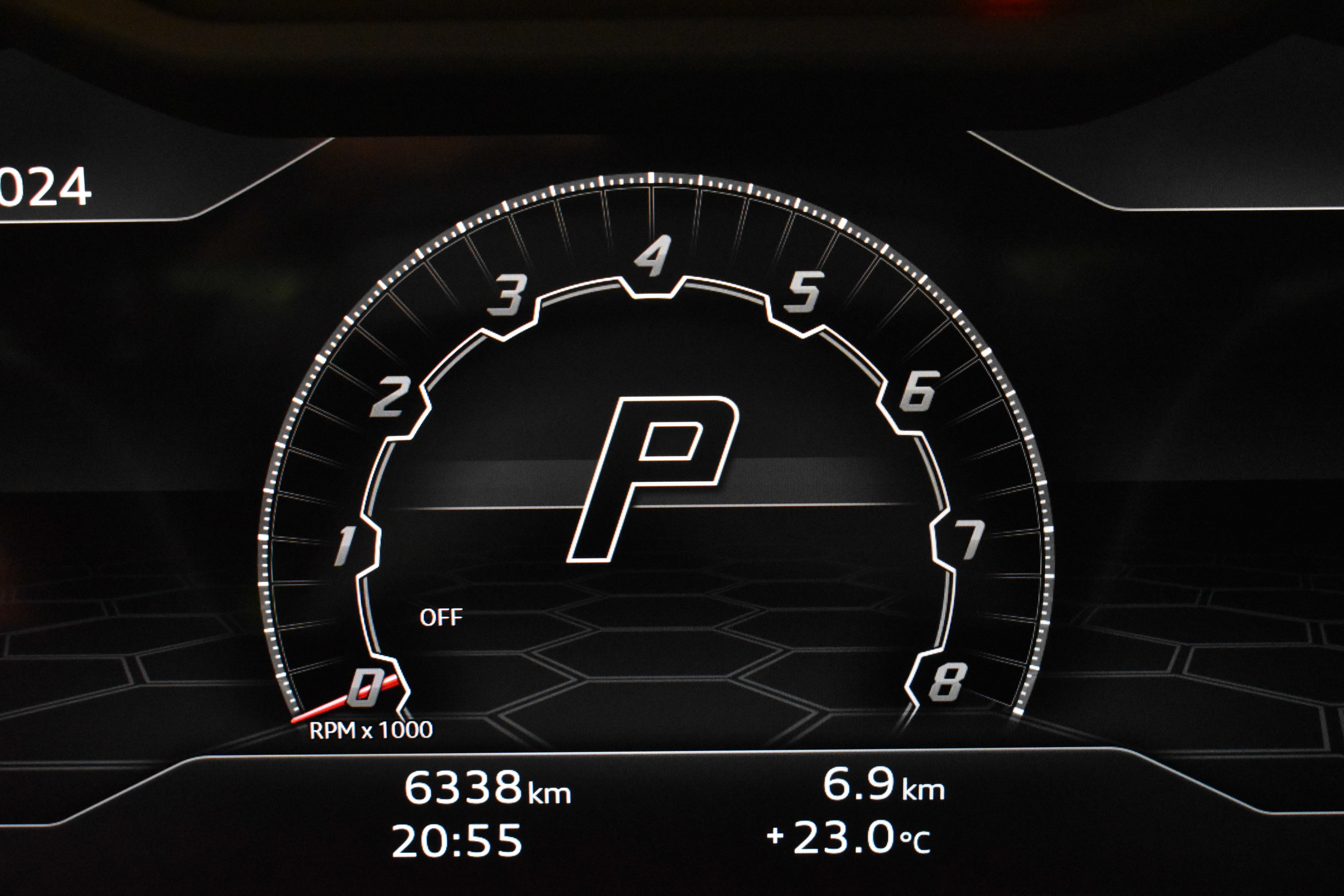 ランボルギーニ　ウルス　左ハンドル　Q-Tituraアルカンターラシート　サンルーフBang&Olufsenサウンドシステム　HUD　ベンチレーションシート　23インチAW