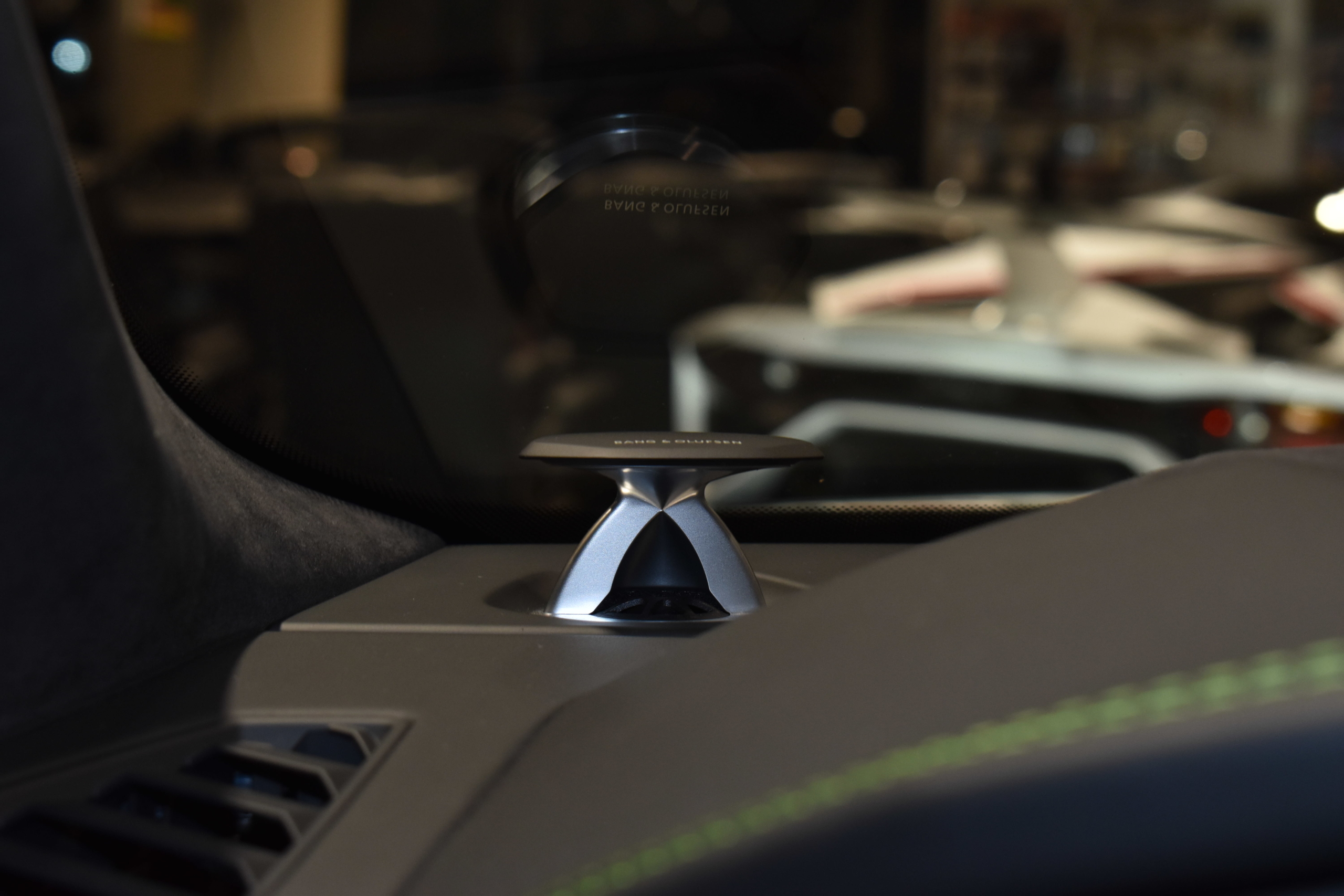 ランボルギーニ　ウルス　左ハンドル　Q-Tituraアルカンターラシート　サンルーフBang&Olufsenサウンドシステム　HUD　ベンチレーションシート　23インチAW