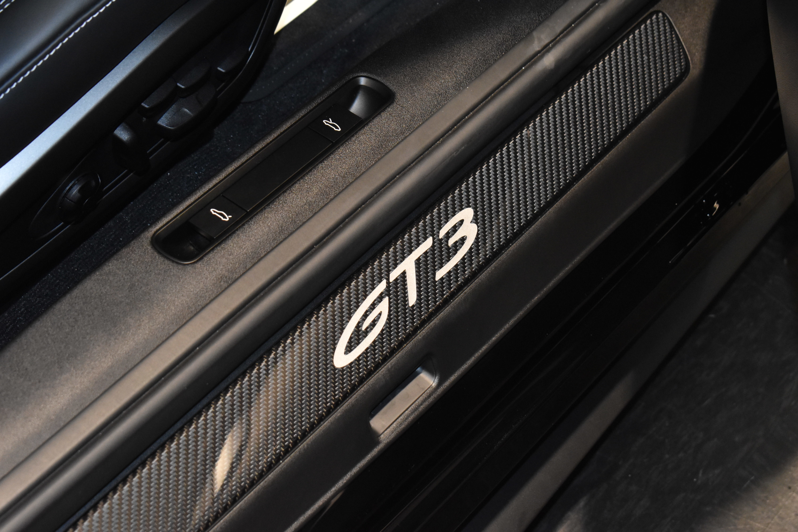 ポルシェ992　GT3　6MT　スポーツクロノ　カーボンルーフ　カーボンインテリア　フロントリフター　電動シート　スポーツＥＸ