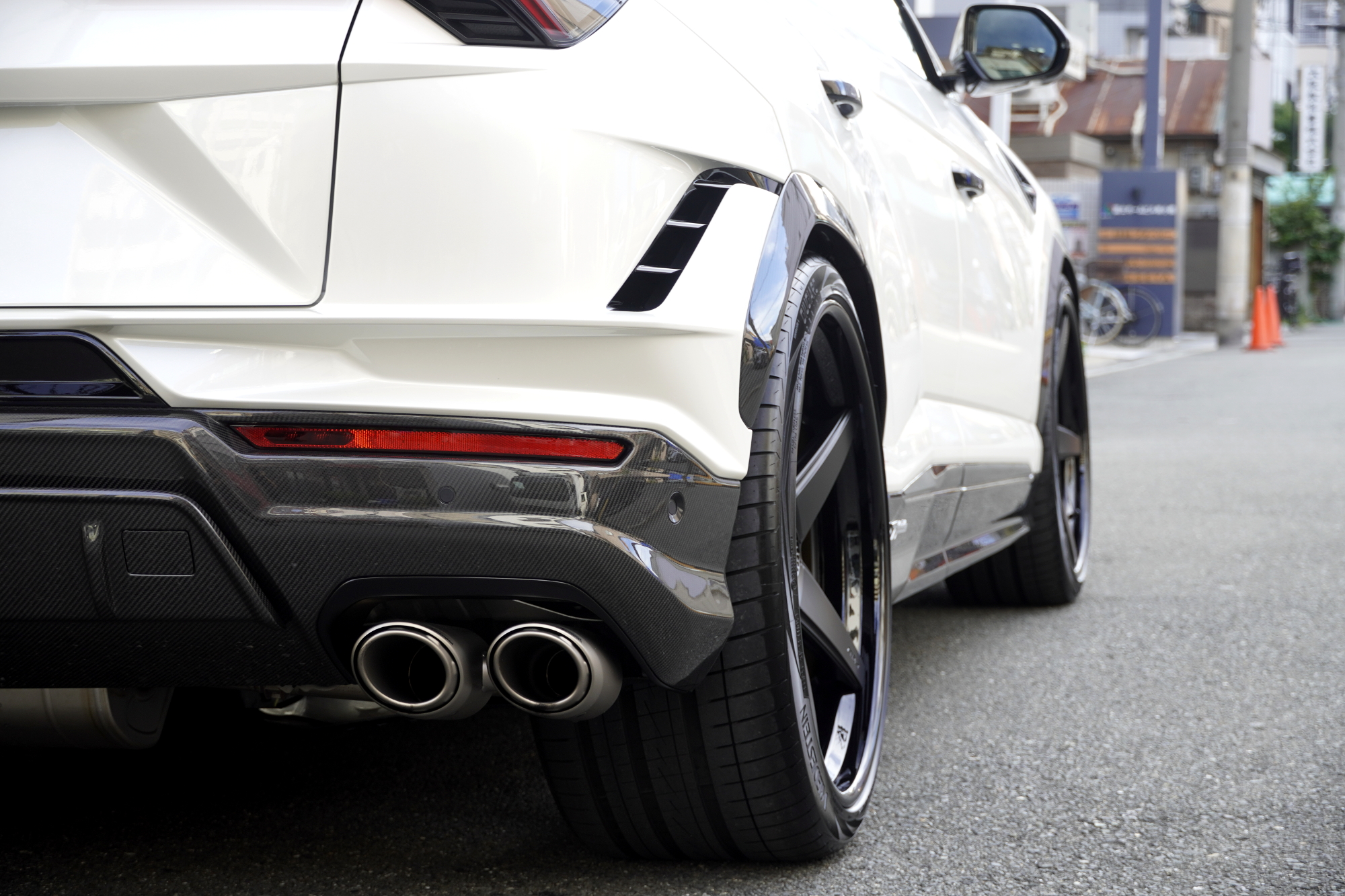 ウルス　ペルフォルマンテ　ローダウン　ホイール交換　Anrky カーボン　カスタム