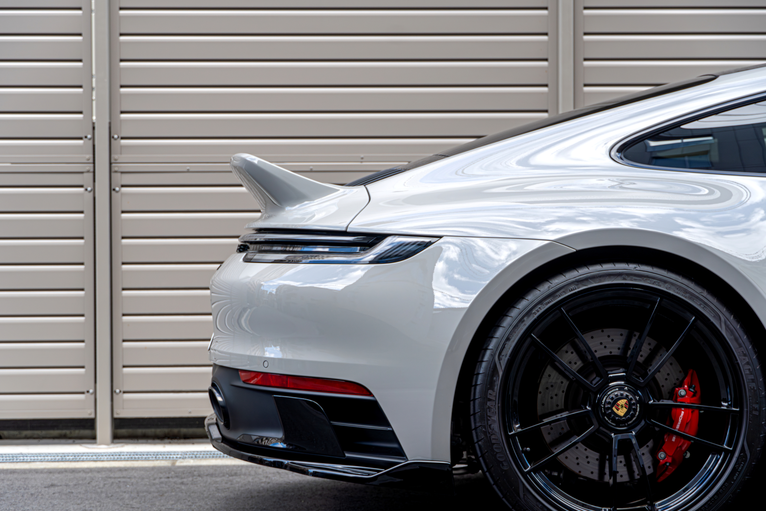 ポルシェ　992　エアロ　ダックテール　カスタム