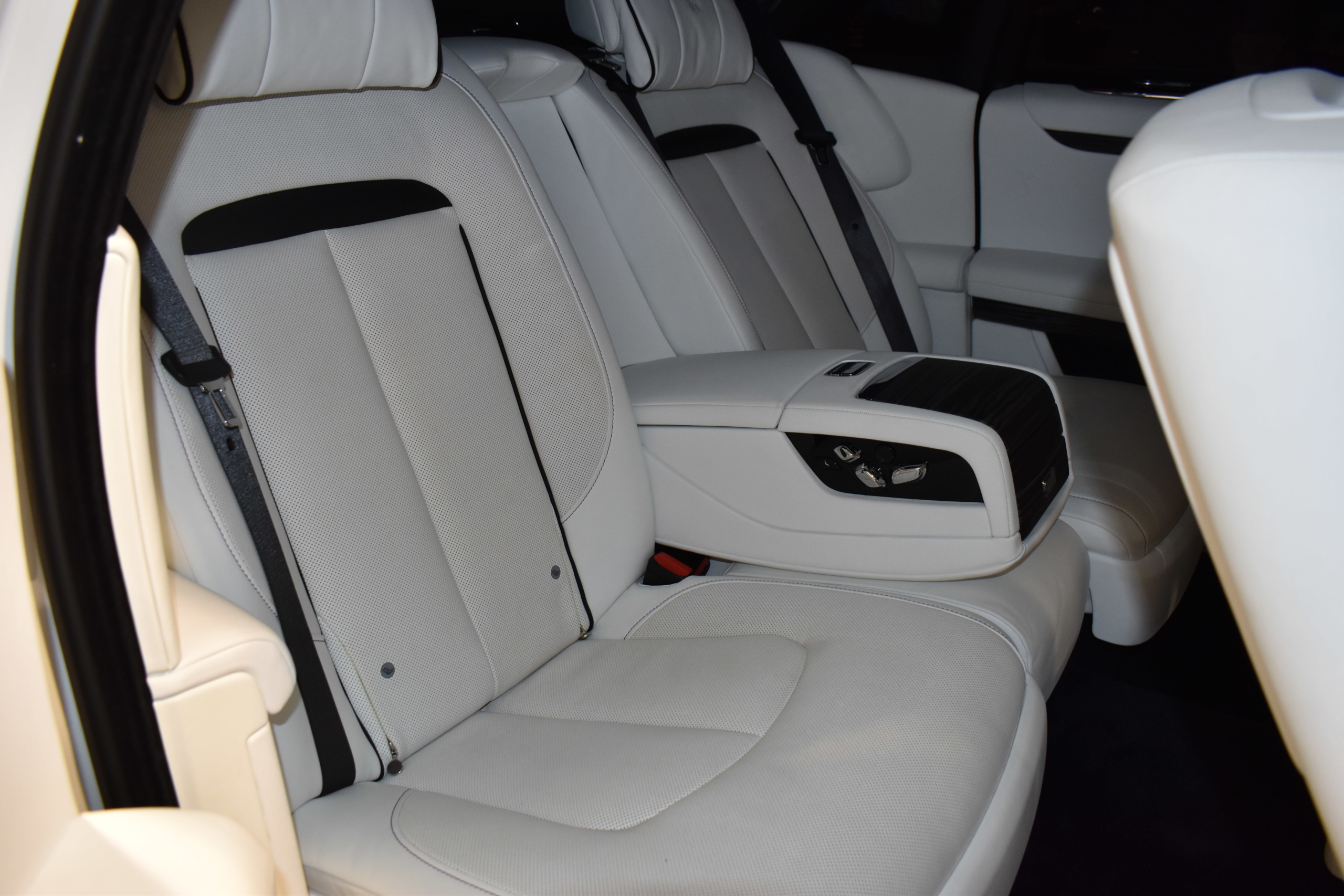 ロールスロイス　ゴーストⅢ　コーチライン　シューティングスターヘッドライナー　リアエンターテイメント　クリスタルSOE　MANSORYフルＫＩＴ　MANSORY22インチアルミホイール　ローダウン　レーダー＆ドラレコ