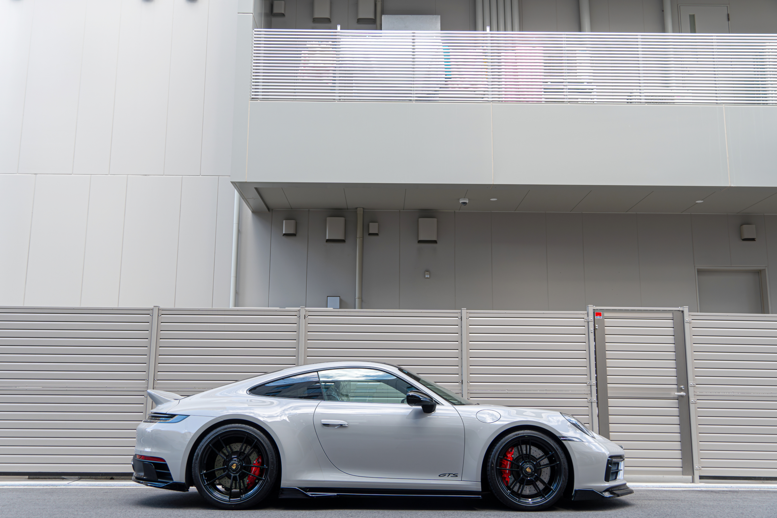 ポルシェ　992　エアロ　ダックテール　カスタム