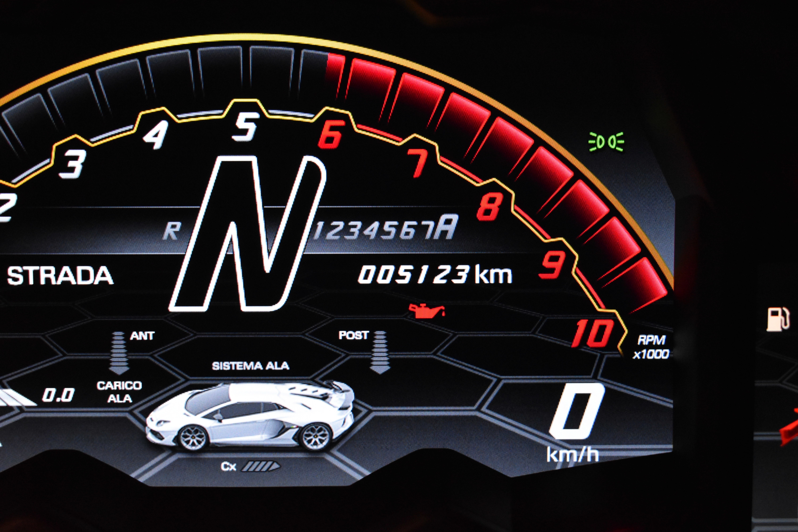 ランボルギーニ　アヴェンタドール　LP770-4　ＳＶＪ　世界900台限定車　カーボンインテリアパネル　フルバケットシート　デジタルインナーミラー　レーダー
