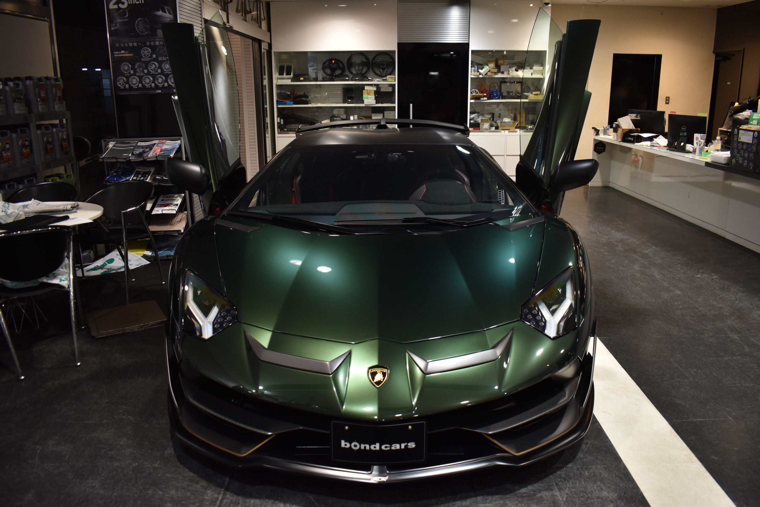 ランボルギーニ　アヴェンタドール　LP770-4　ＳＶＪ　世界900台限定車　カーボンインテリアパネル　フルバケットシート　デジタルインナーミラー　レーダー