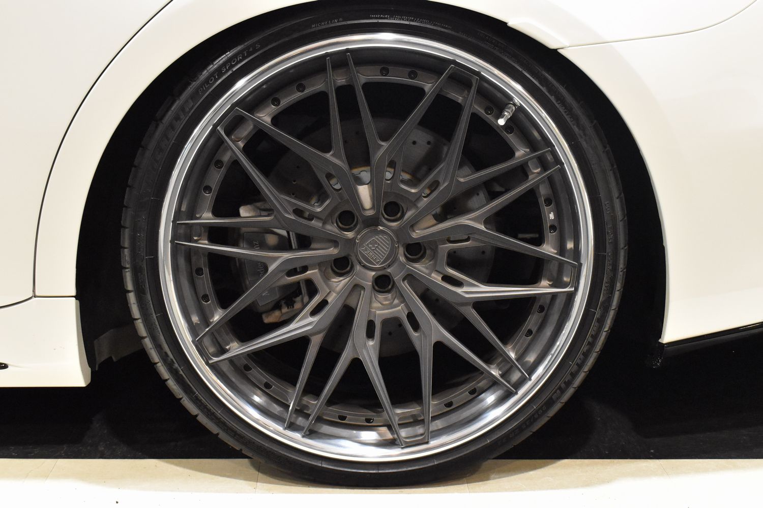 Ｓ５００４ＭロングＡＭＧライン　ダイヤモンドホワイト　リアコンフォートパッケージ　ＢＲＡＢＵＳフロント・リアスポイラー　ANRKY２２インチアルミホイール　ローダウン　デジタルインナーミラー　３Ｄツイーター