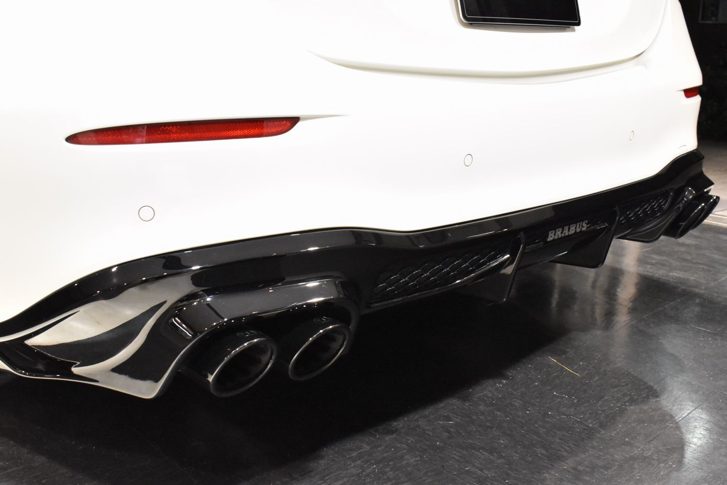 Ｓ５００４ＭロングＡＭＧライン　ダイヤモンドホワイト　リアコンフォートパッケージ　ＢＲＡＢＵＳフロント・リアスポイラー　ANRKY２２インチアルミホイール　ローダウン　デジタルインナーミラー　３Ｄツイーター