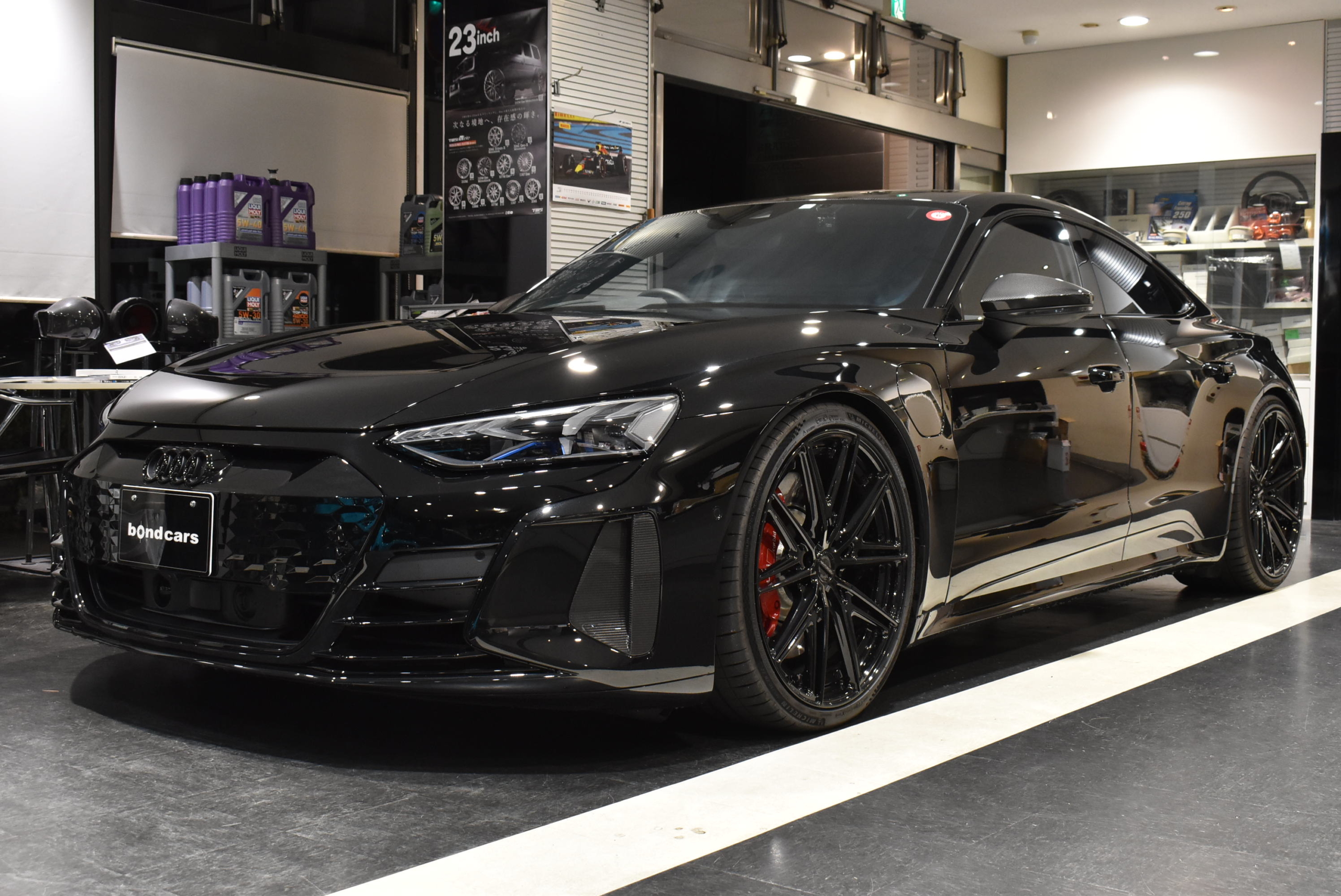 AUDI RS e-tronGT クアトロ 　ミトスブラックメタリック　 カーボンパッケージ　テクノロジーパッケージ　レッドキャリパー　RSデザインパッケージレッド　MVFORGEDアルミ　ロワリングモジュール　TVチューナー　ドライブレコーダー
