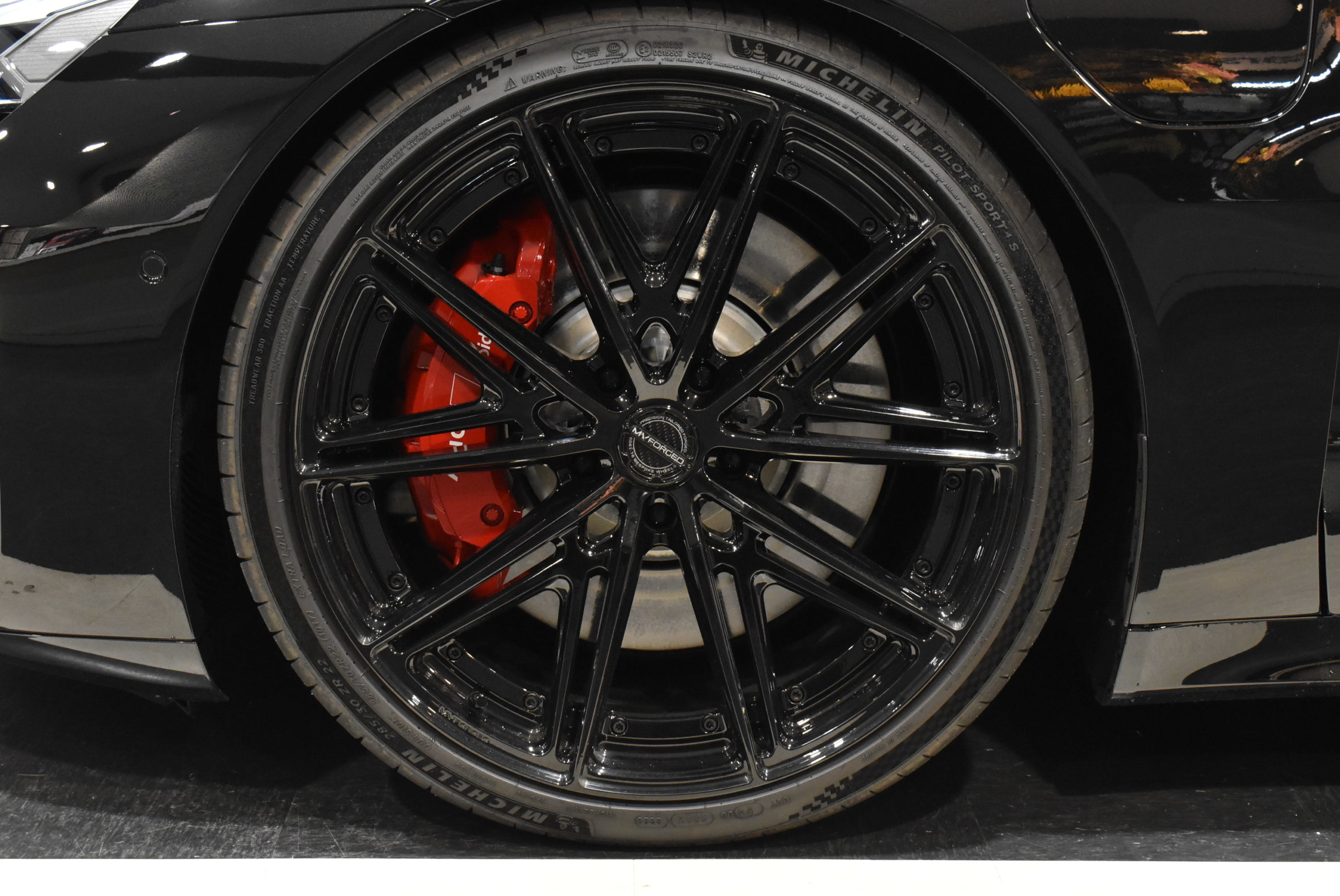 AUDI RS e-tronGT クアトロ 　ミトスブラックメタリック　 カーボンパッケージ　テクノロジーパッケージ　レッドキャリパー　RSデザインパッケージレッド　MVFORGEDアルミ　ロワリングモジュール　TVチューナー　ドライブレコーダー