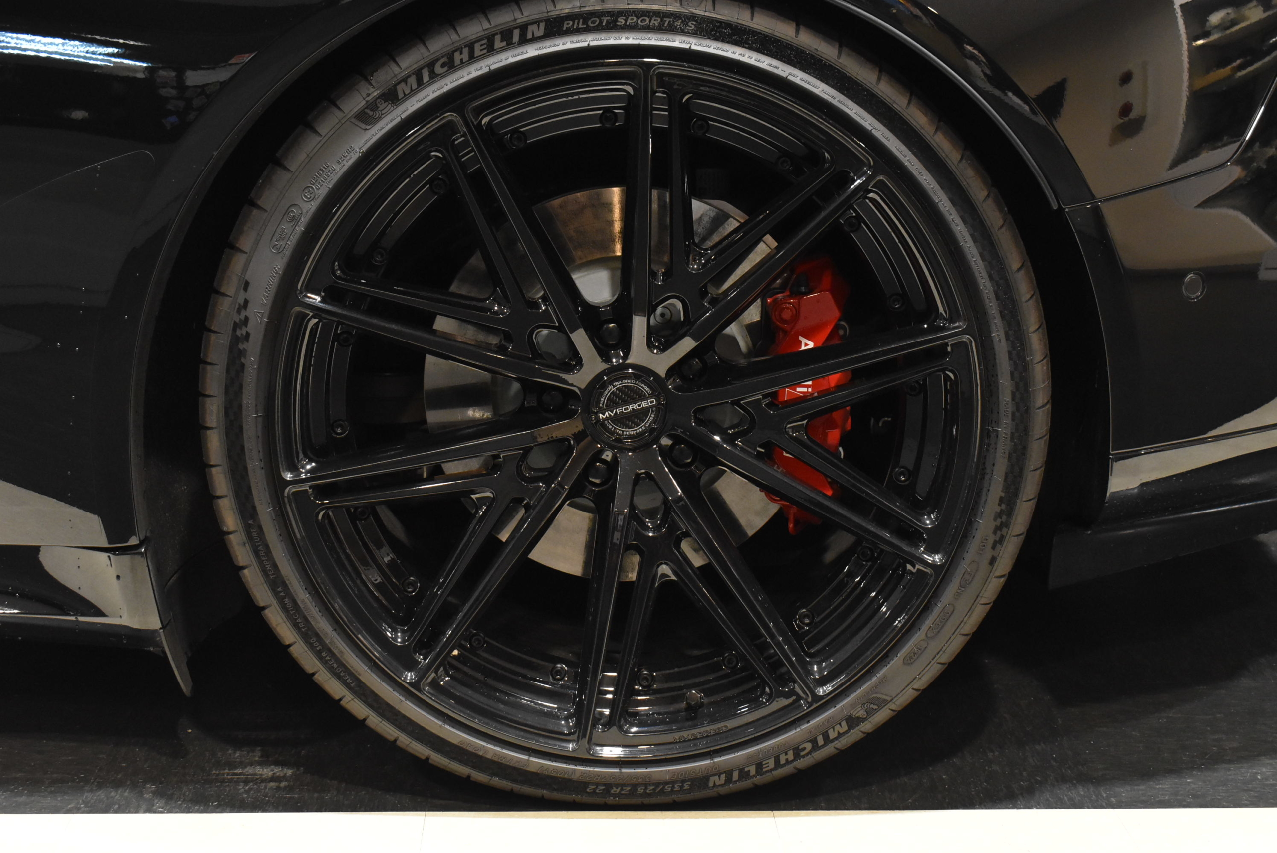 AUDI RS e-tronGT クアトロ 　ミトスブラックメタリック　 カーボンパッケージ　テクノロジーパッケージ　レッドキャリパー　RSデザインパッケージレッド　MVFORGEDアルミ　ロワリングモジュール　TVチューナー　ドライブレコーダー