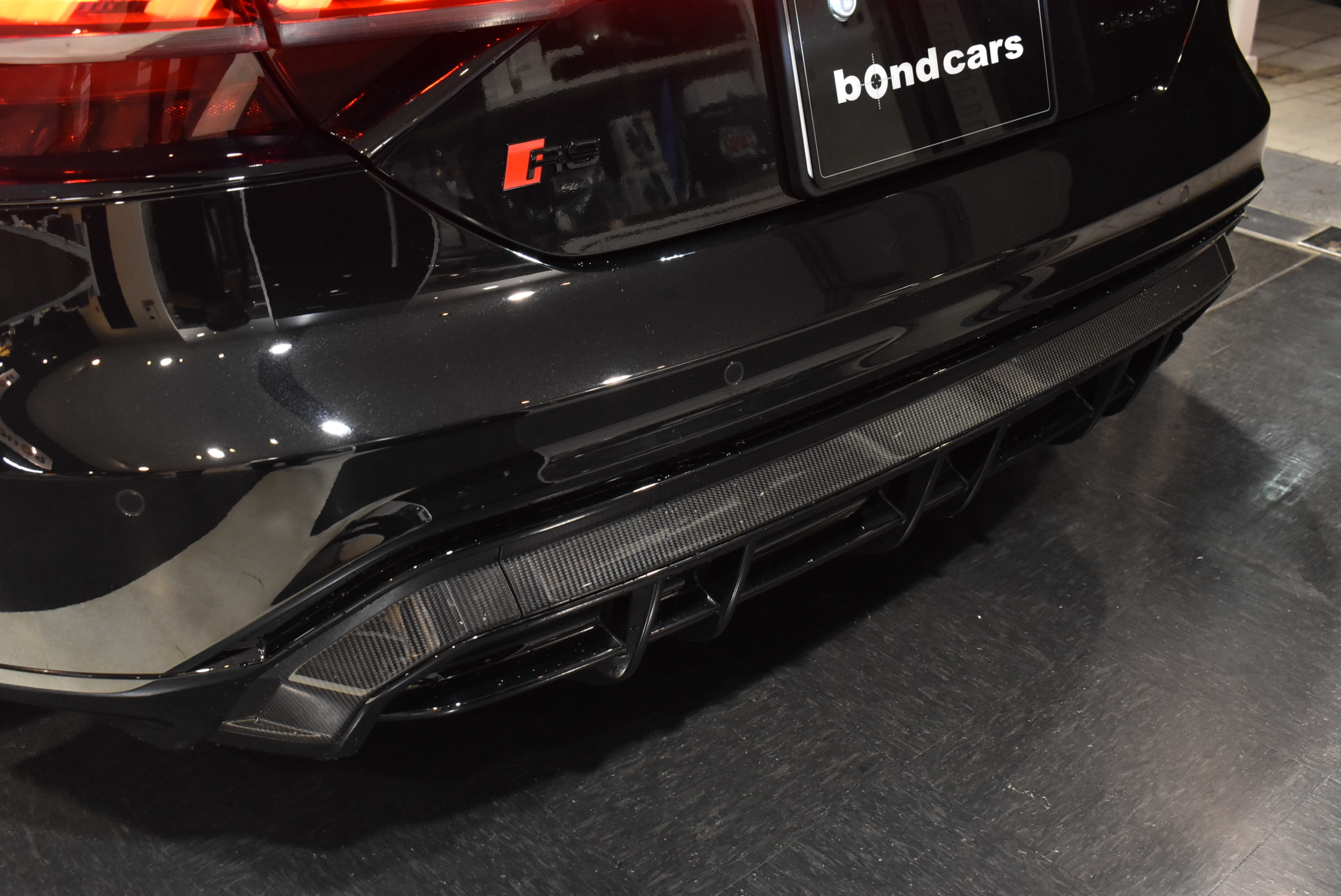 AUDI RS e-tronGT クアトロ 　ミトスブラックメタリック　 カーボンパッケージ　テクノロジーパッケージ　レッドキャリパー　RSデザインパッケージレッド　MVFORGEDアルミ　ロワリングモジュール　TVチューナー　ドライブレコーダー