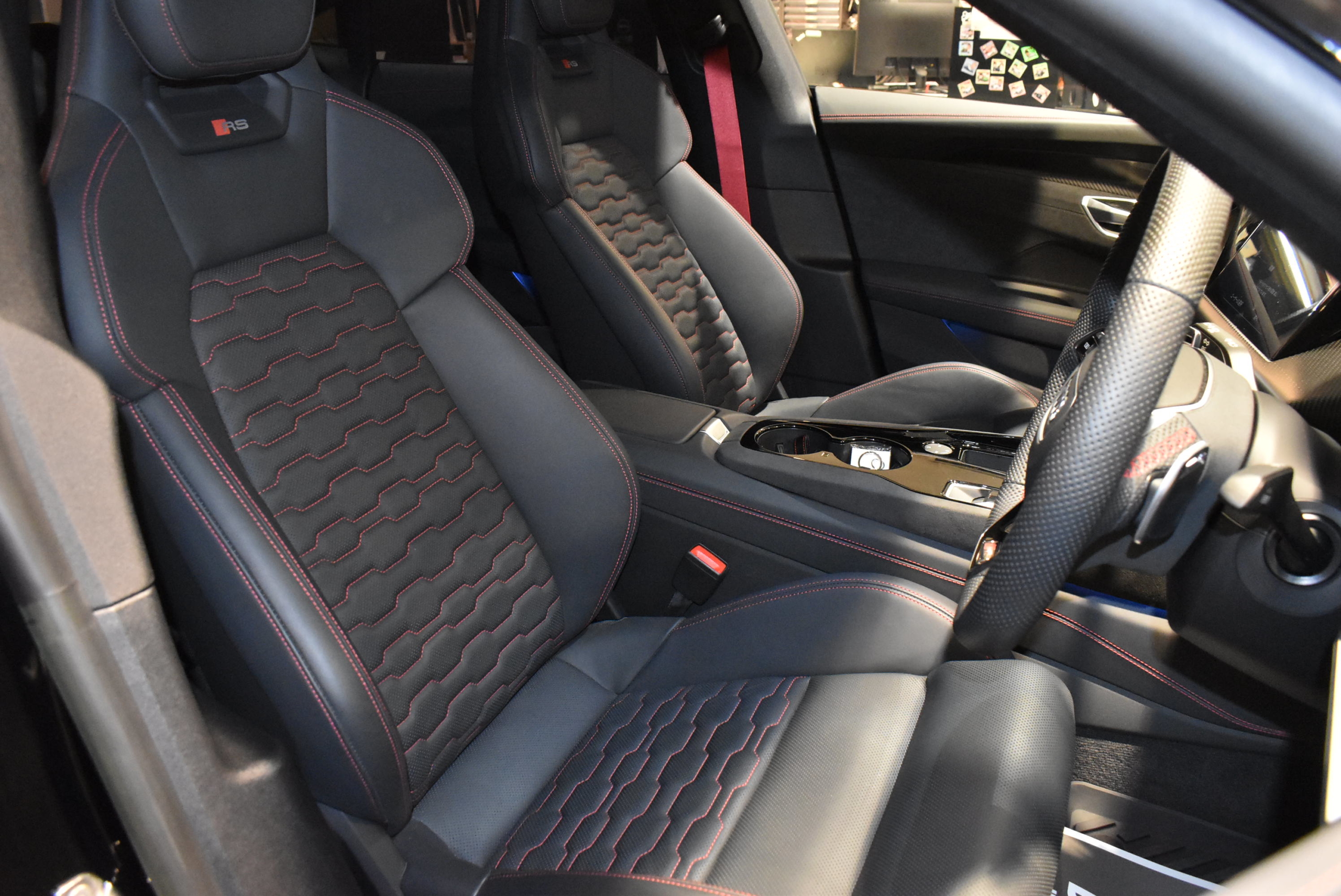 AUDI RS e-tronGT クアトロ 　ミトスブラックメタリック　 カーボンパッケージ　テクノロジーパッケージ　レッドキャリパー　RSデザインパッケージレッド　MVFORGEDアルミ　ロワリングモジュール　TVチューナー　ドライブレコーダー