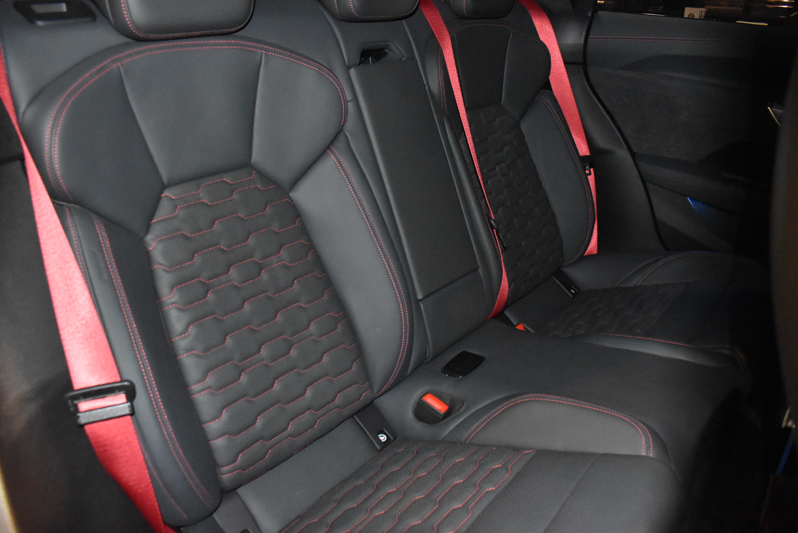 AUDI RS e-tronGT クアトロ 　ミトスブラックメタリック　 カーボンパッケージ　テクノロジーパッケージ　レッドキャリパー　RSデザインパッケージレッド　MVFORGEDアルミ　ロワリングモジュール　TVチューナー　ドライブレコーダー