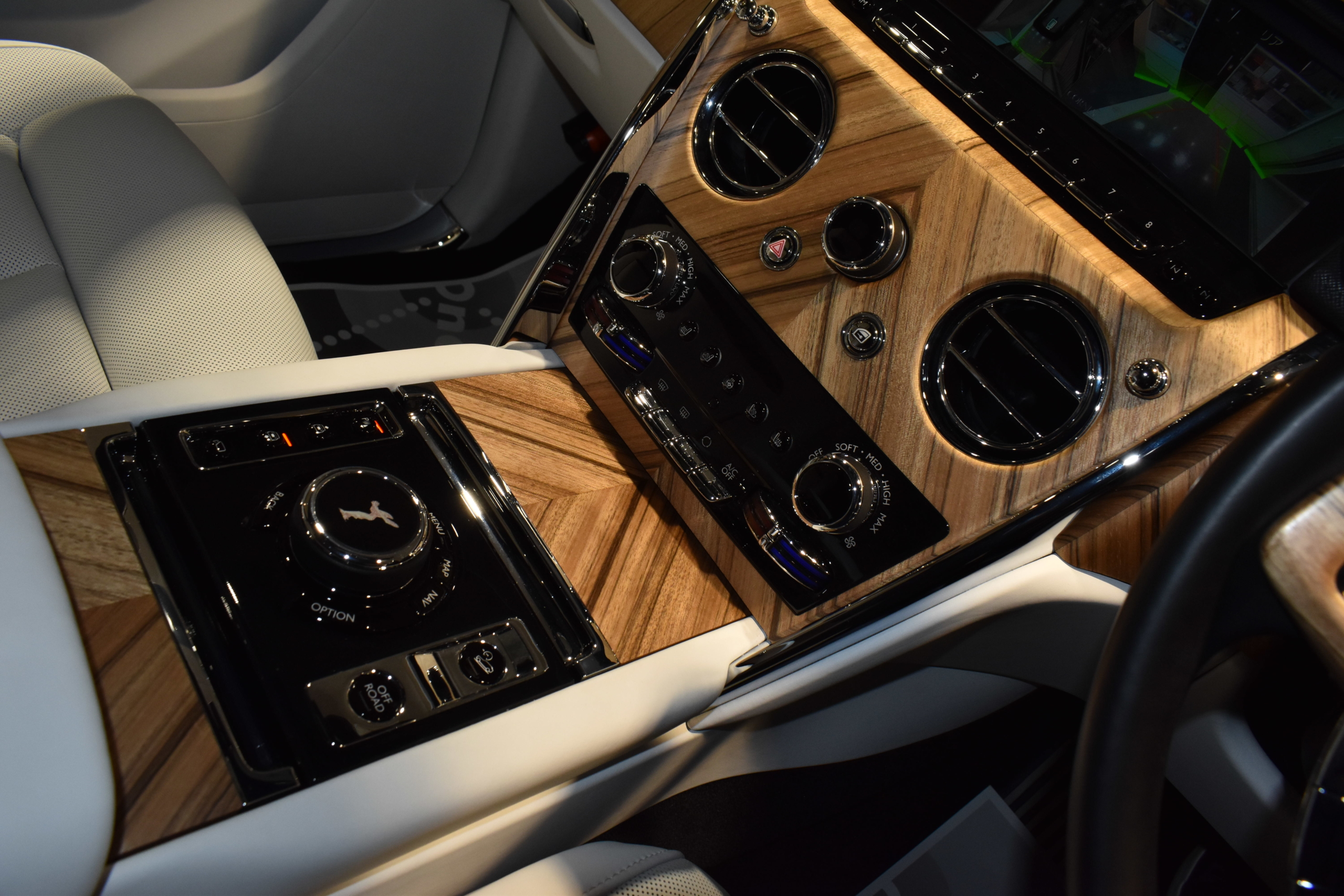 ROLLS ROYCE　CULLINAN　ビスポークオーディオ　ベンチレーション＆シートヒーター　マッサージ機能　リアエンターシステム　RRヘッドレスト刺繍　HUD　22インチAW　ホワイトレザー　ウッドインテリア