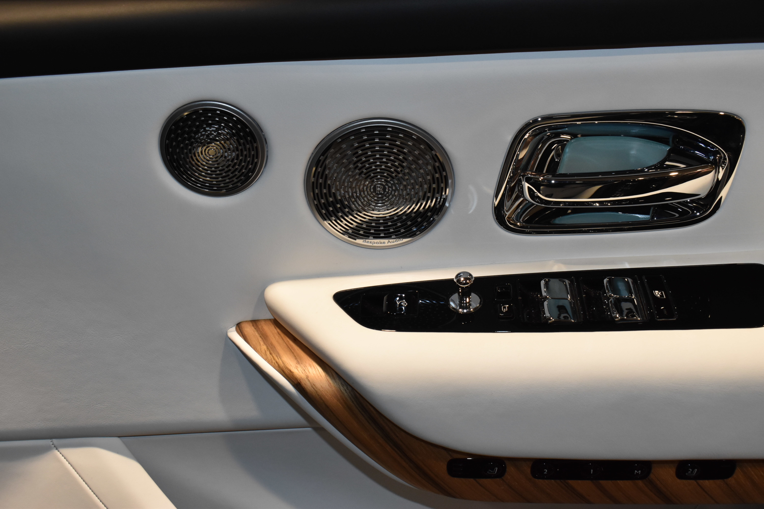 ROLLS ROYCE　CULLINAN　ビスポークオーディオ　ベンチレーション＆シートヒーター　マッサージ機能　リアエンターシステム　RRヘッドレスト刺繍　HUD　22インチAW　ホワイトレザー　ウッドインテリア