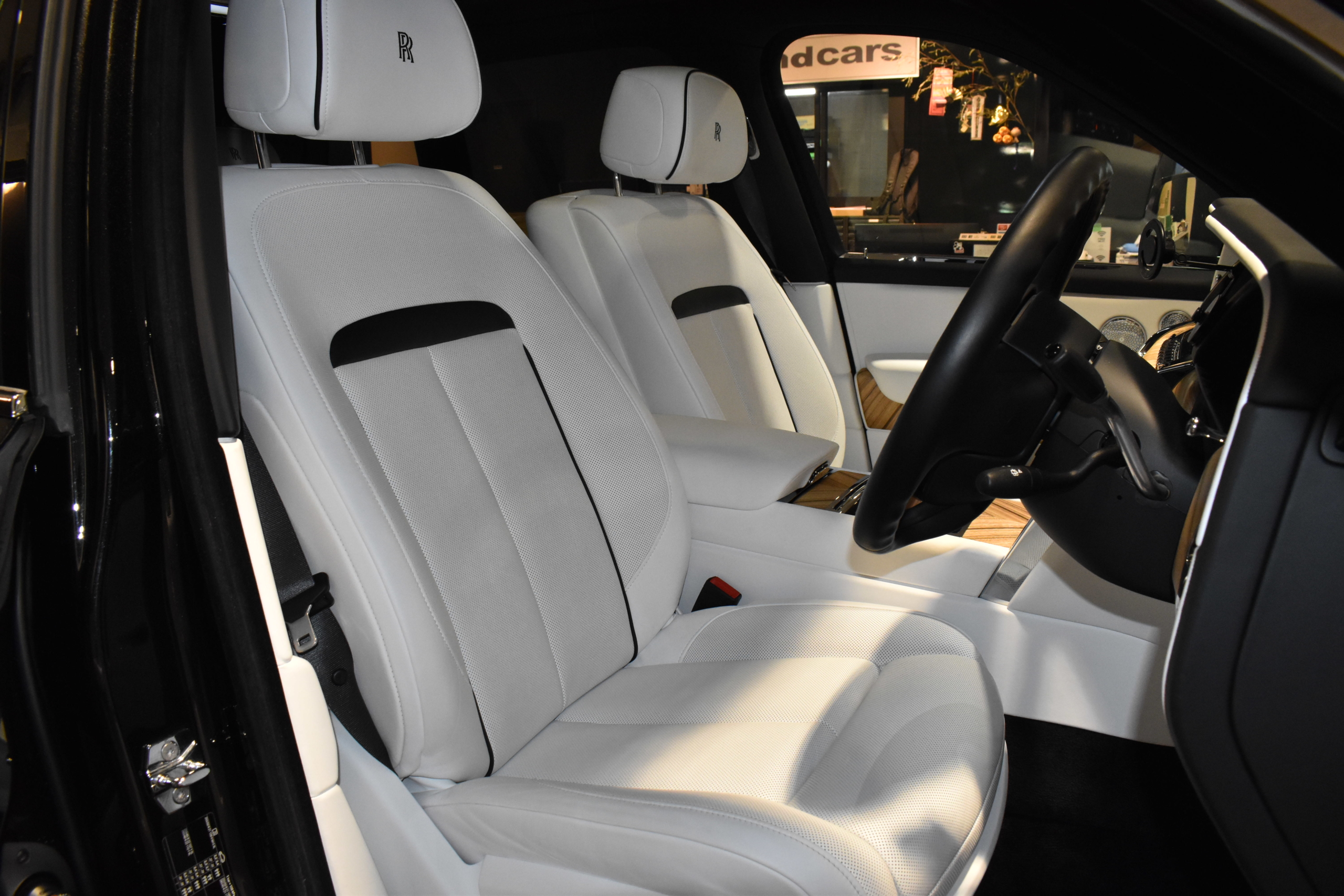 ROLLS ROYCE　CULLINAN　ビスポークオーディオ　ベンチレーション＆シートヒーター　マッサージ機能　リアエンターシステム　RRヘッドレスト刺繍　HUD　22インチAW　ホワイトレザー　ウッドインテリア