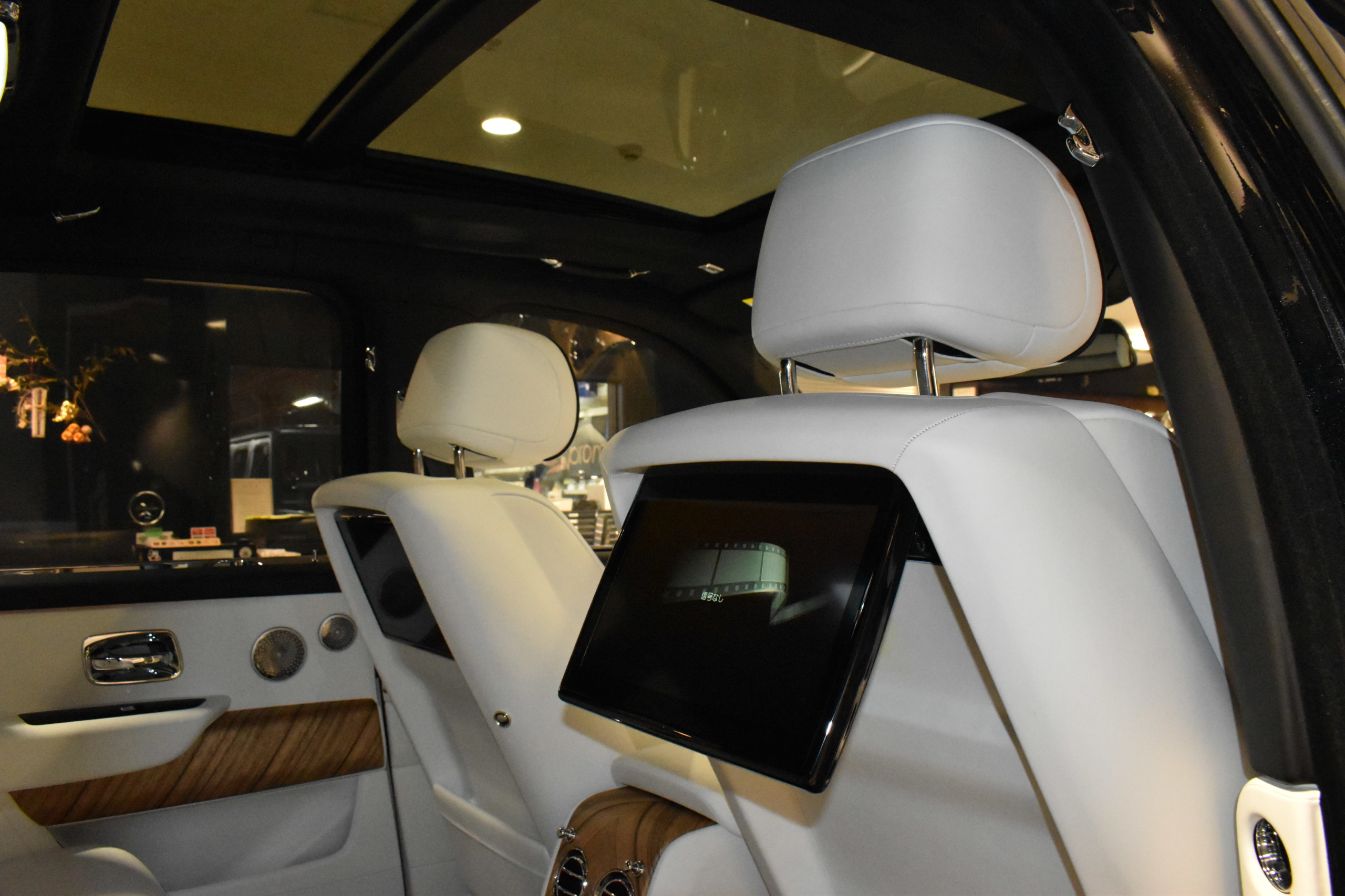 ROLLS ROYCE　CULLINAN　ビスポークオーディオ　ベンチレーション＆シートヒーター　マッサージ機能　リアエンターシステム　RRヘッドレスト刺繍　HUD　22インチAW　ホワイトレザー　ウッドインテリア