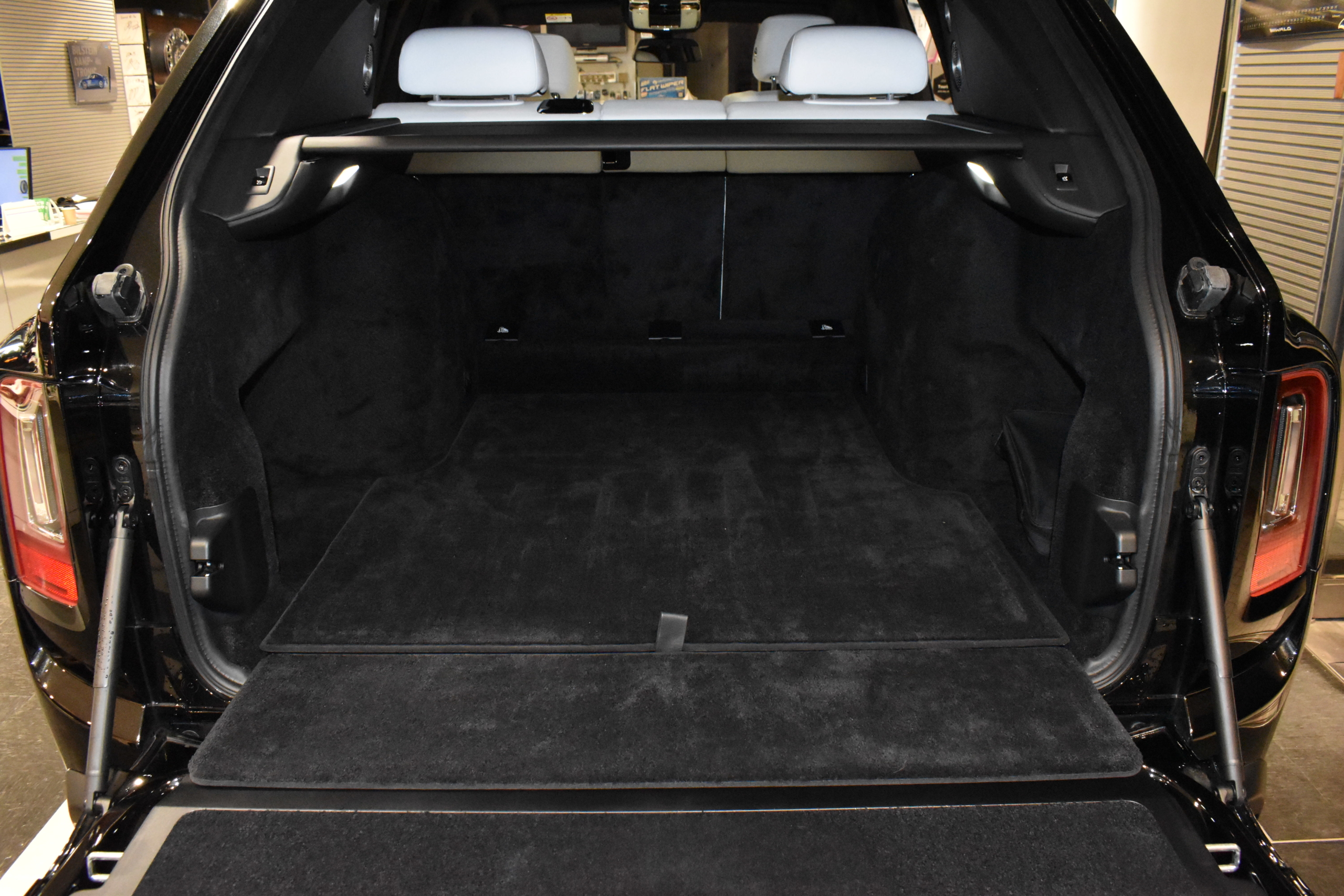 ROLLS ROYCE　CULLINAN　ビスポークオーディオ　ベンチレーション＆シートヒーター　マッサージ機能　リアエンターシステム　RRヘッドレスト刺繍　HUD　22インチAW　ホワイトレザー　ウッドインテリア