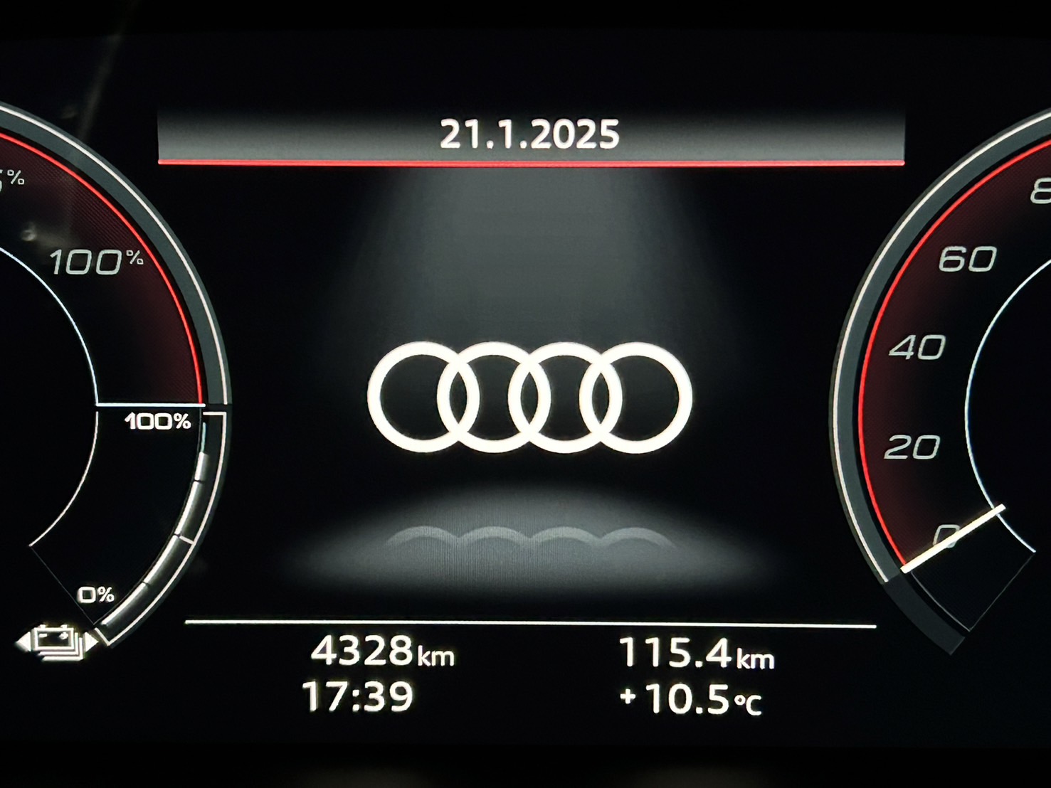AUDI RS e-tronGT クアトロ 　ミトスブラックメタリック　 カーボンパッケージ　テクノロジーパッケージ　レッドキャリパー　RSデザインパッケージレッド　MVFORGEDアルミ　ロワリングモジュール　TVチューナー　ドライブレコーダー