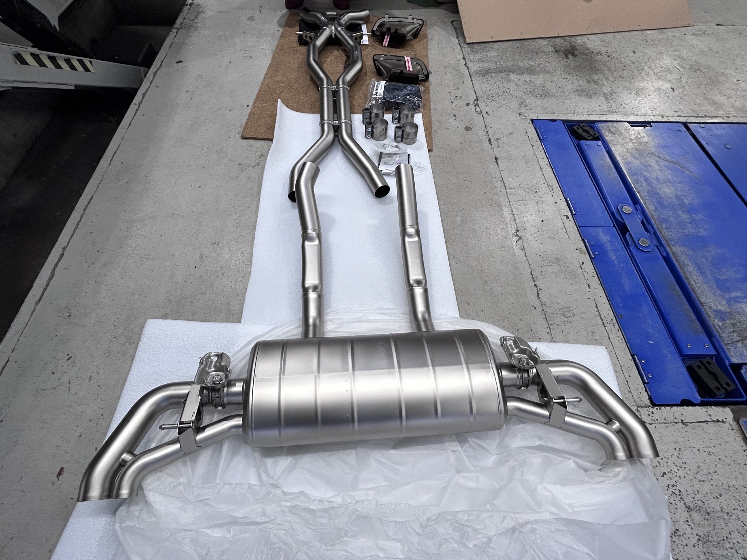 GLS63 Akrapovic マフラー交換 電動サイドステップ