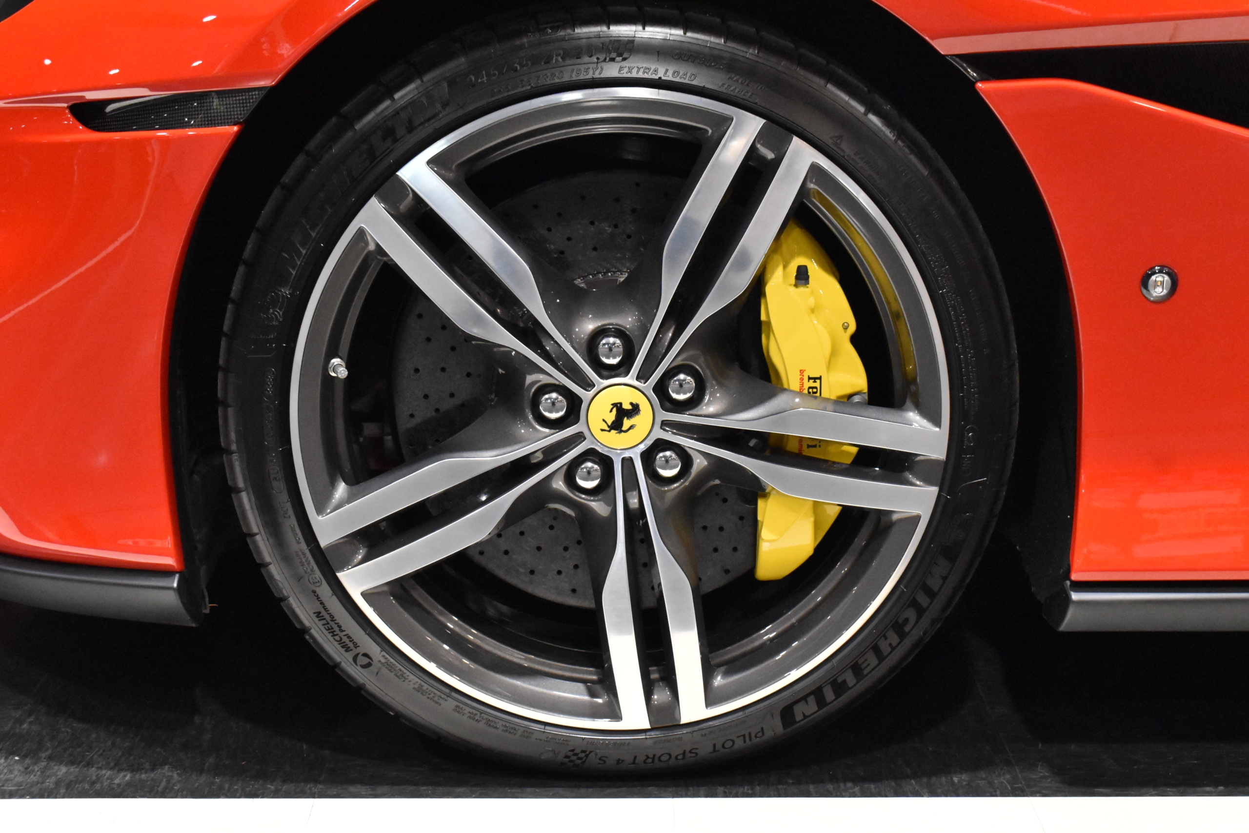 Ferrari　Portofino M　カーボンフロントエアベント・リアエアダクト　カーボンLEDハンドル・セントラルブリッジ・カップホルダー　ヘッドレスト跳馬刺繍　ツートーンボディカラー　ブラックテールパイプ　マグネライドサスペンション（DUAL）　フル電動シート　シートヒーター＆ベンチレーション