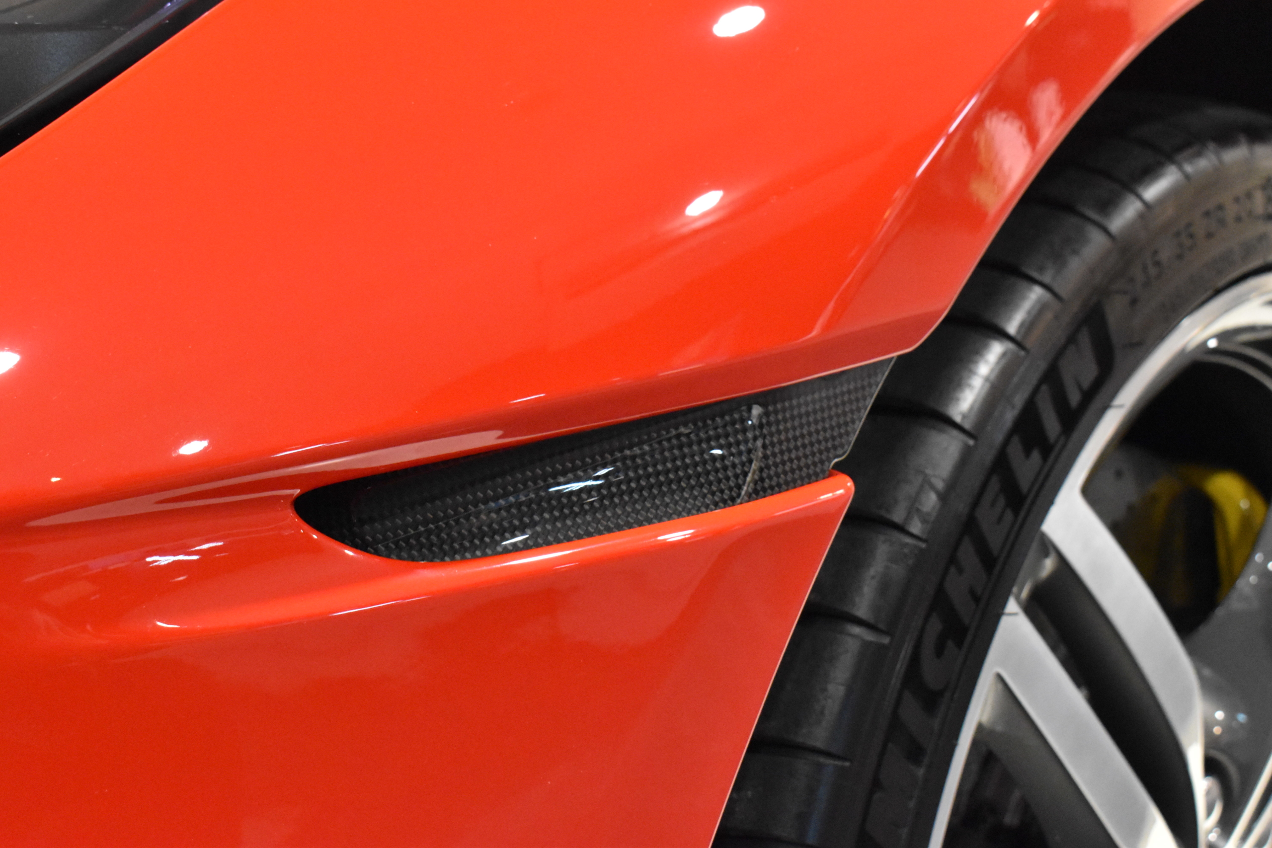 Ferrari　Portofino M　カーボンフロントエアベント・リアエアダクト　カーボンLEDハンドル・セントラルブリッジ・カップホルダー　ヘッドレスト跳馬刺繍　ツートーンボディカラー　ブラックテールパイプ　マグネライドサスペンション（DUAL）　フル電動シート　シートヒーター＆ベンチレーション
